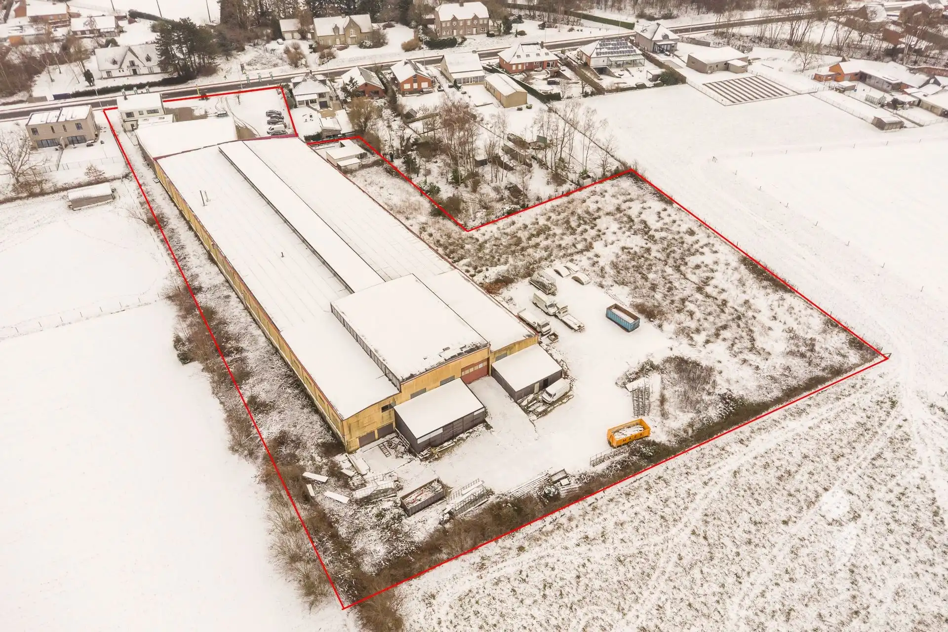 Site met industriële hal en veel potentieel foto {{pictureIndex}}