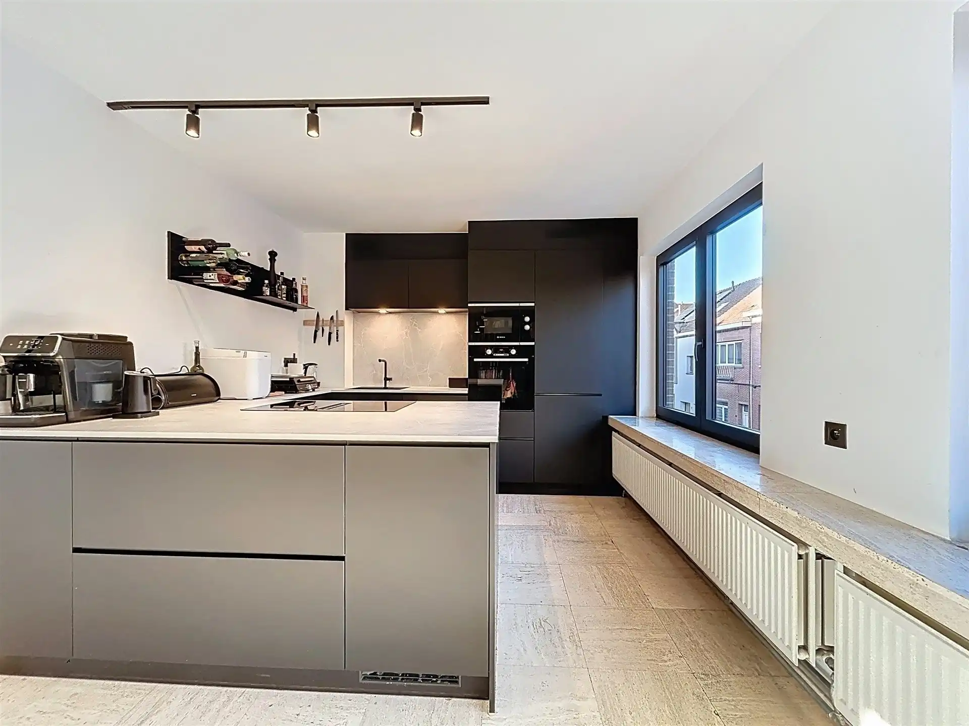 Instapklare ruime woning met grote garage op perceel van 359m² foto 2