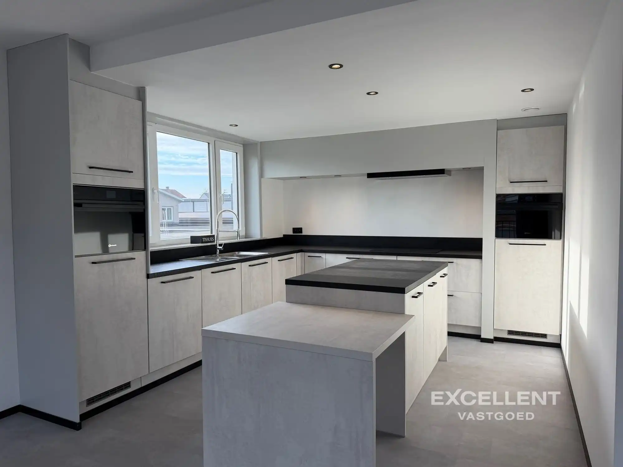Ruim gerenoveerd 2-slaapkamer appartement te huur in Deinze foto 3