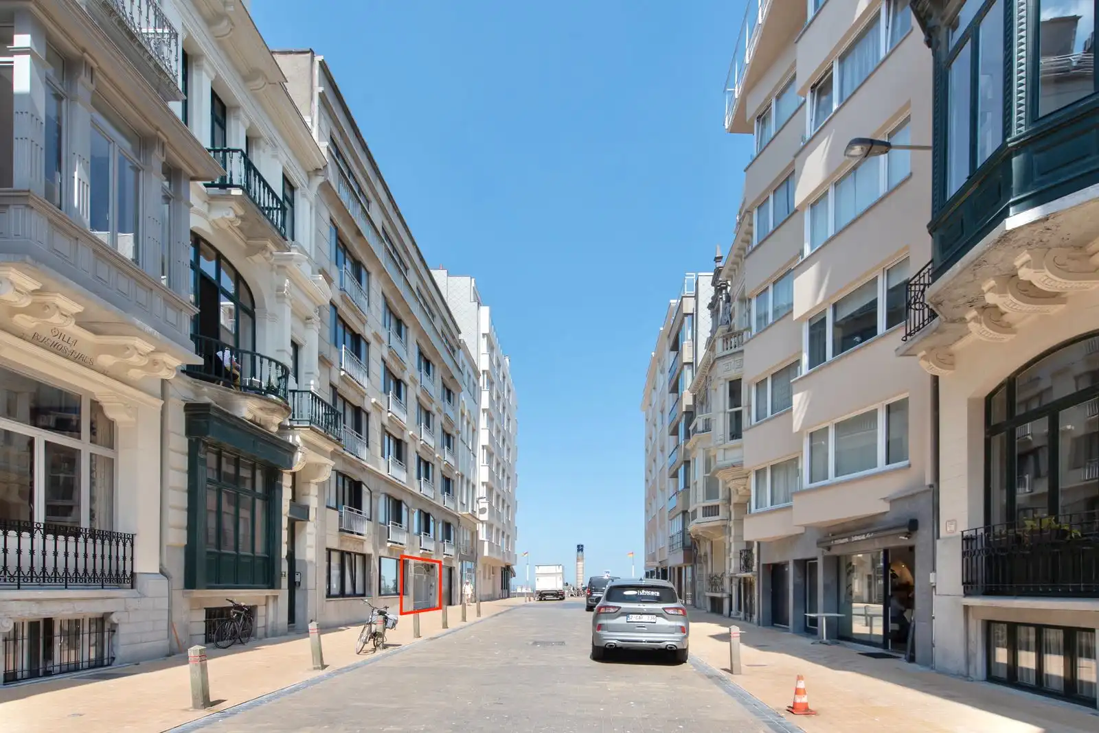 Ondergrondse staanplaats vlakbij het strand foto {{pictureIndex}}