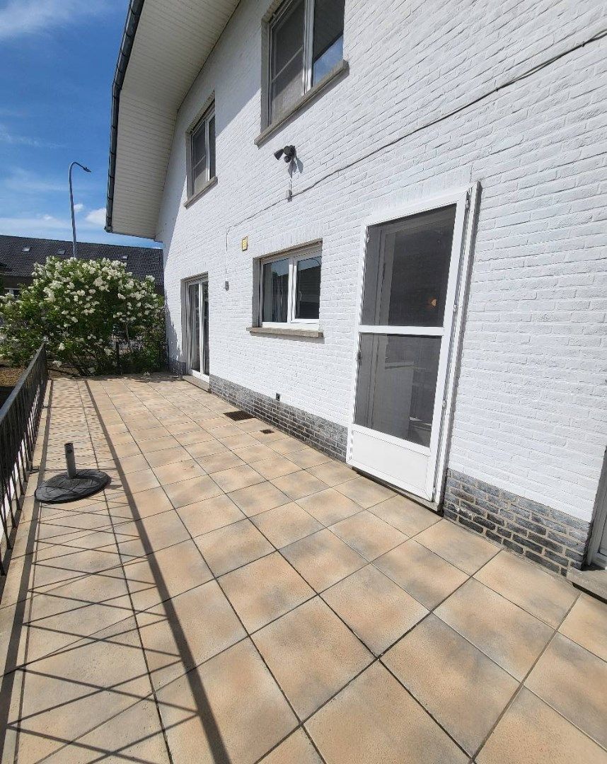 Statig gluurt deze villa naar haar omgeving... foto 20