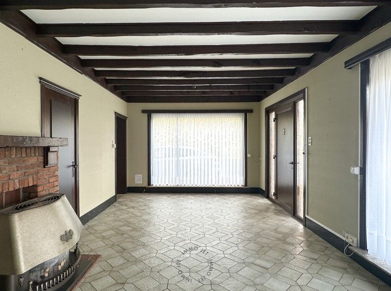 Halfopen bebouwing met oprit, garage en koer foto 3