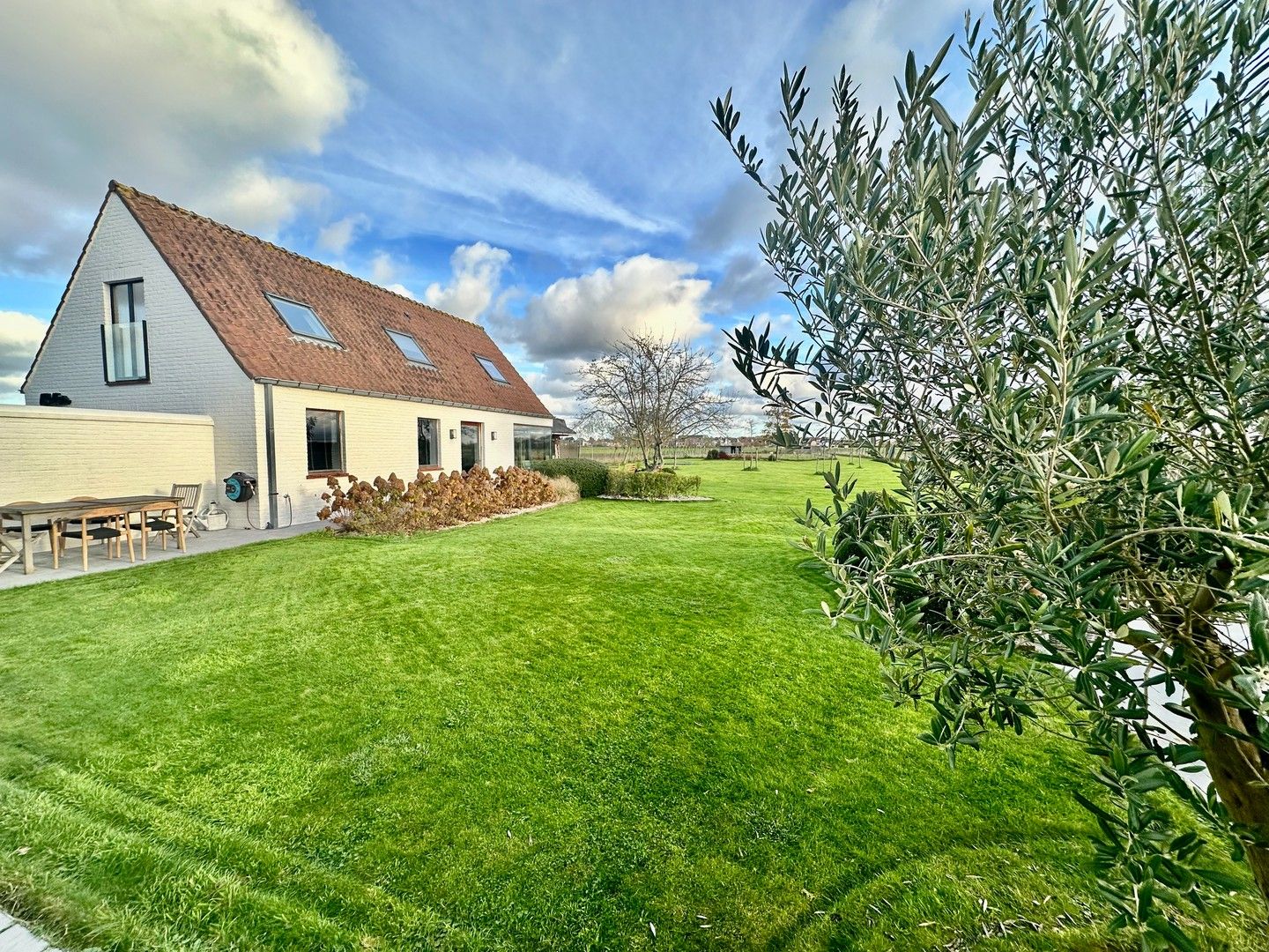 Charmante hoeve genietend van vergezichten op de velden in de natuur foto {{pictureIndex}}