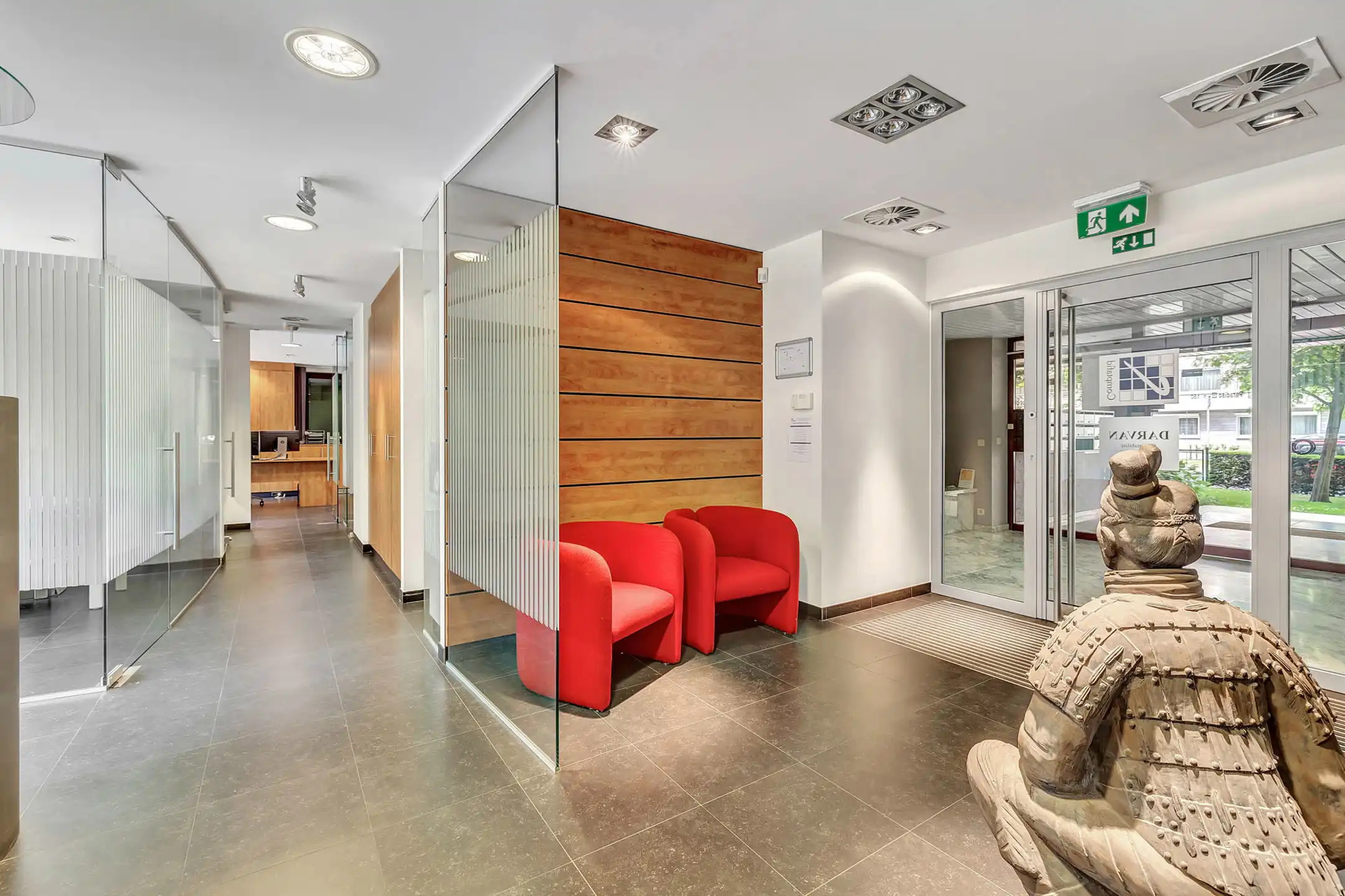 Instapklaar commercieel gelijkvloers op strategische locatie foto 10