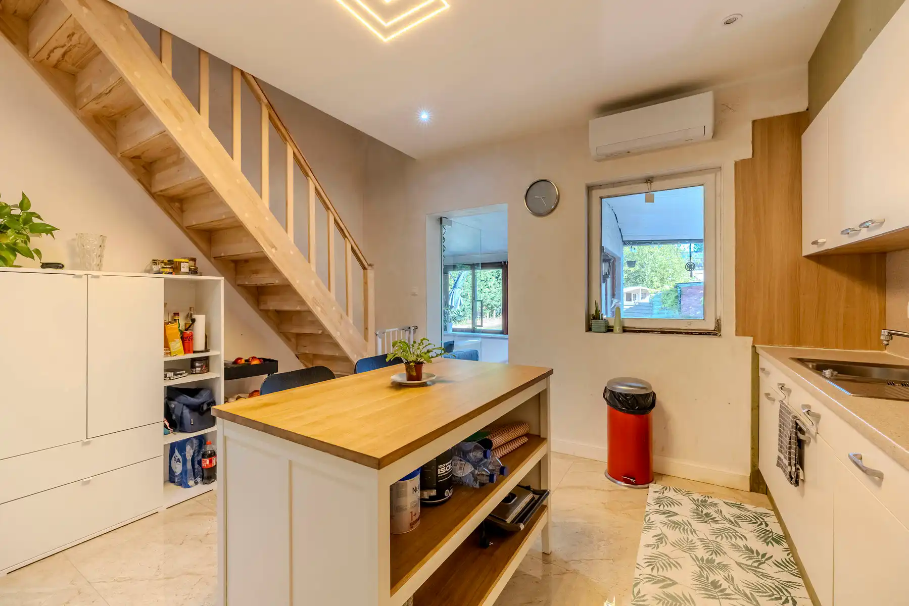 Gezinswoning  voorzien van zonnepanelen op ca. 873 m² grond.  foto 9