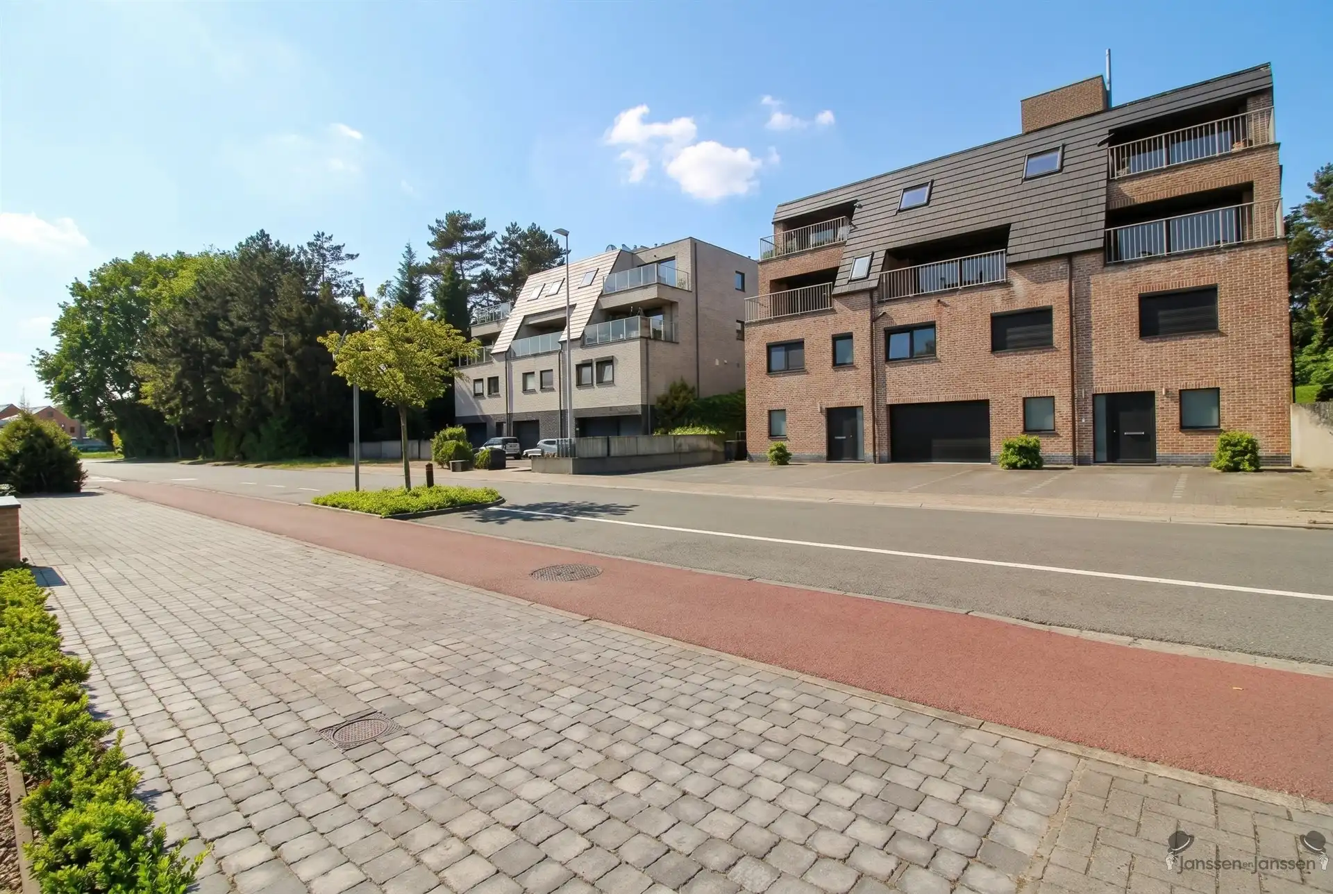 appartement op 2e verdieping met terras, autostaanplaats en berging foto 2