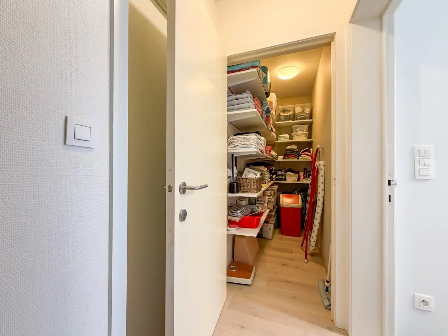 Prachtige gezinswoning met mooie tuin en bijgebouw, instapklaar afgewerkt, Torhout. foto 27