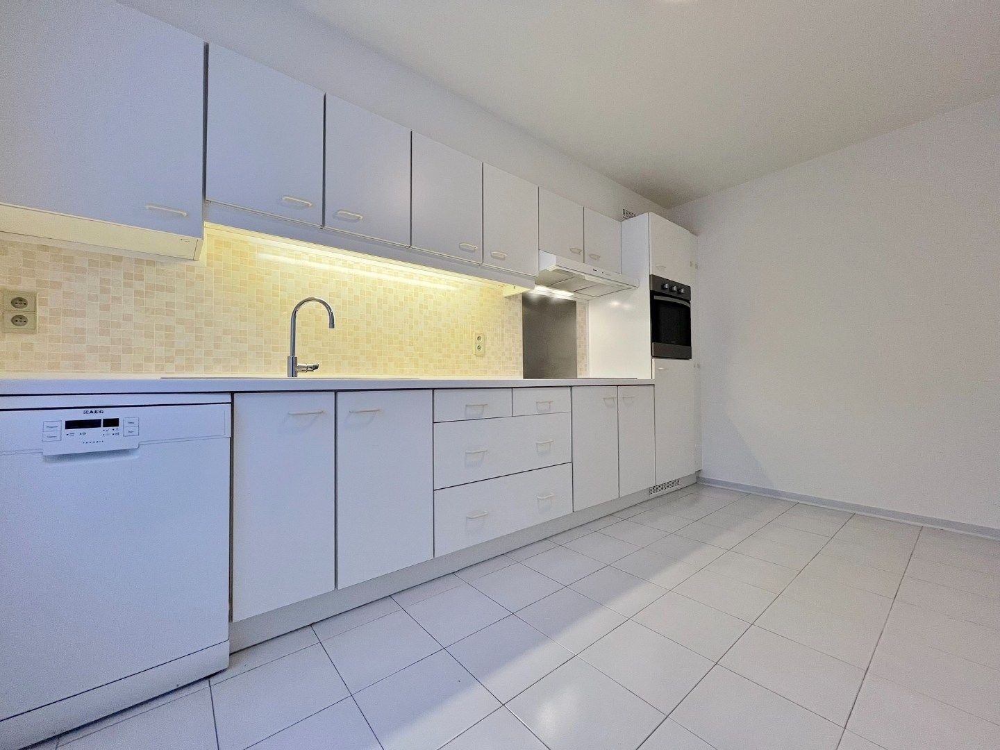 Ieper - Ruim instapklaar appartement met terras op centrale ligging - met garage foto 5