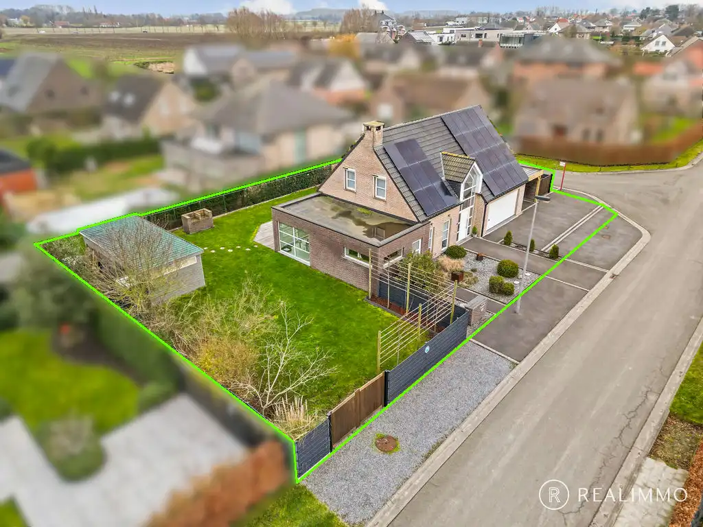 Ruime hedendaagse villa met zwembad in een gegeerde residentiële omgeving foto {{pictureIndex}}