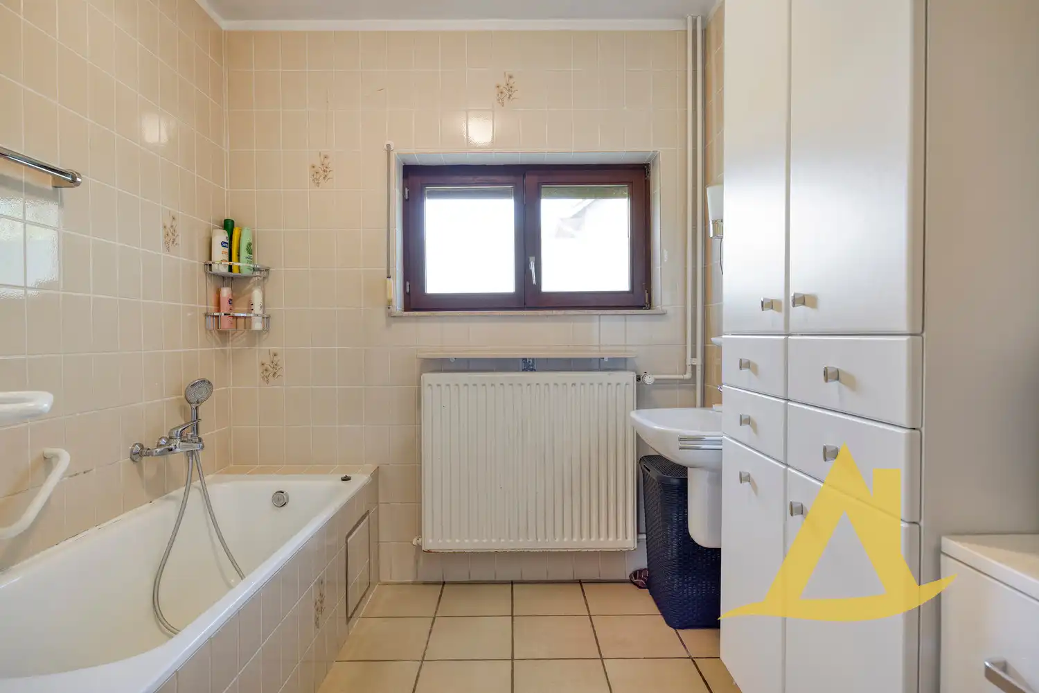 RUSTIG GELEGEN, INSTAPKLARE WONING MET TUIN RONDOM EN RUIME OPRIT foto 21