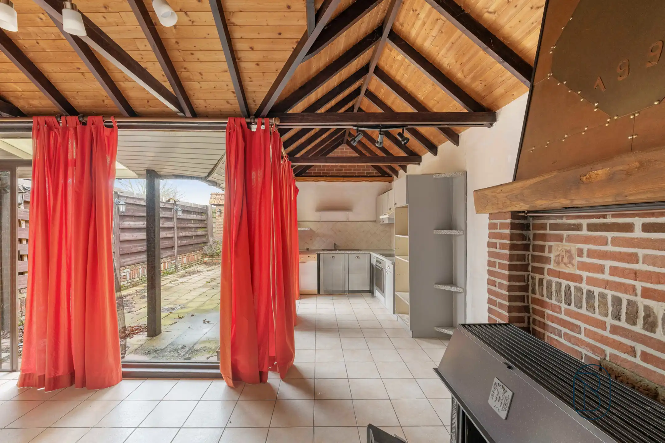 Woning met garage, oprit en tuin - veel potentieel foto 11