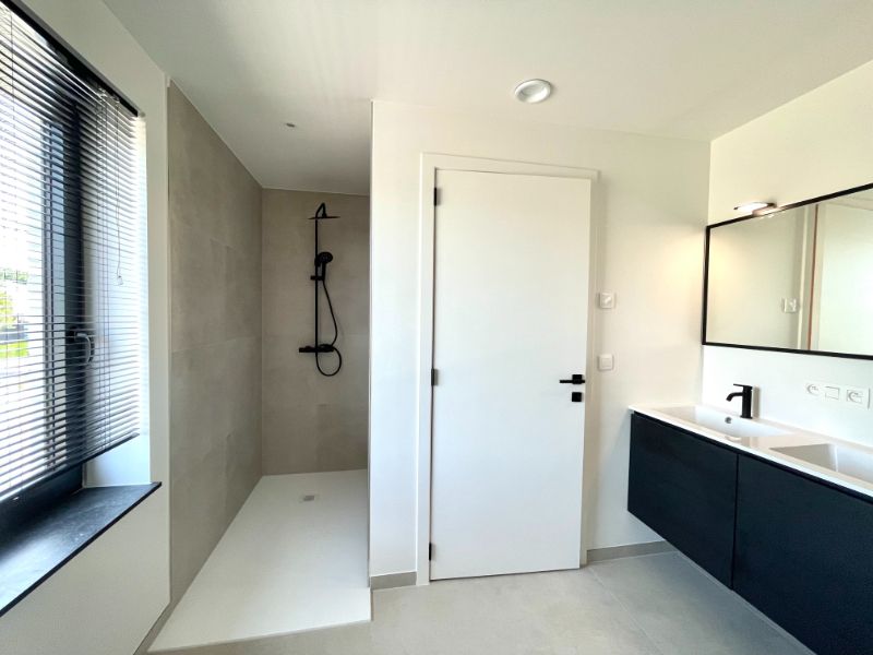 PRACHTIGE NIEUWBOUWWONING MET 3 SLAAPKAMERS TE HUUR foto 10