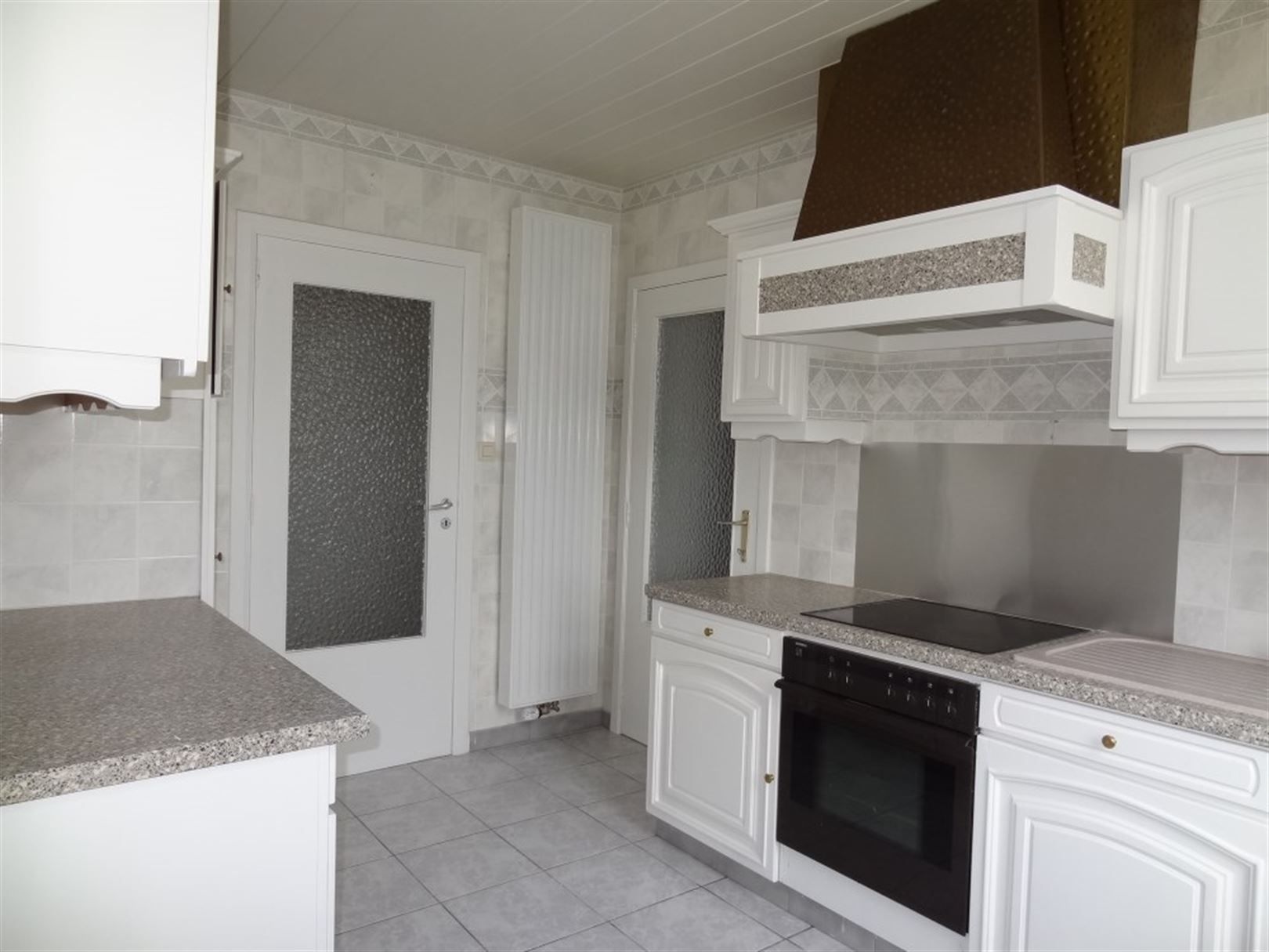 Gerenoveerde woning met 2 slaapkamers, garage en tuin. foto 6