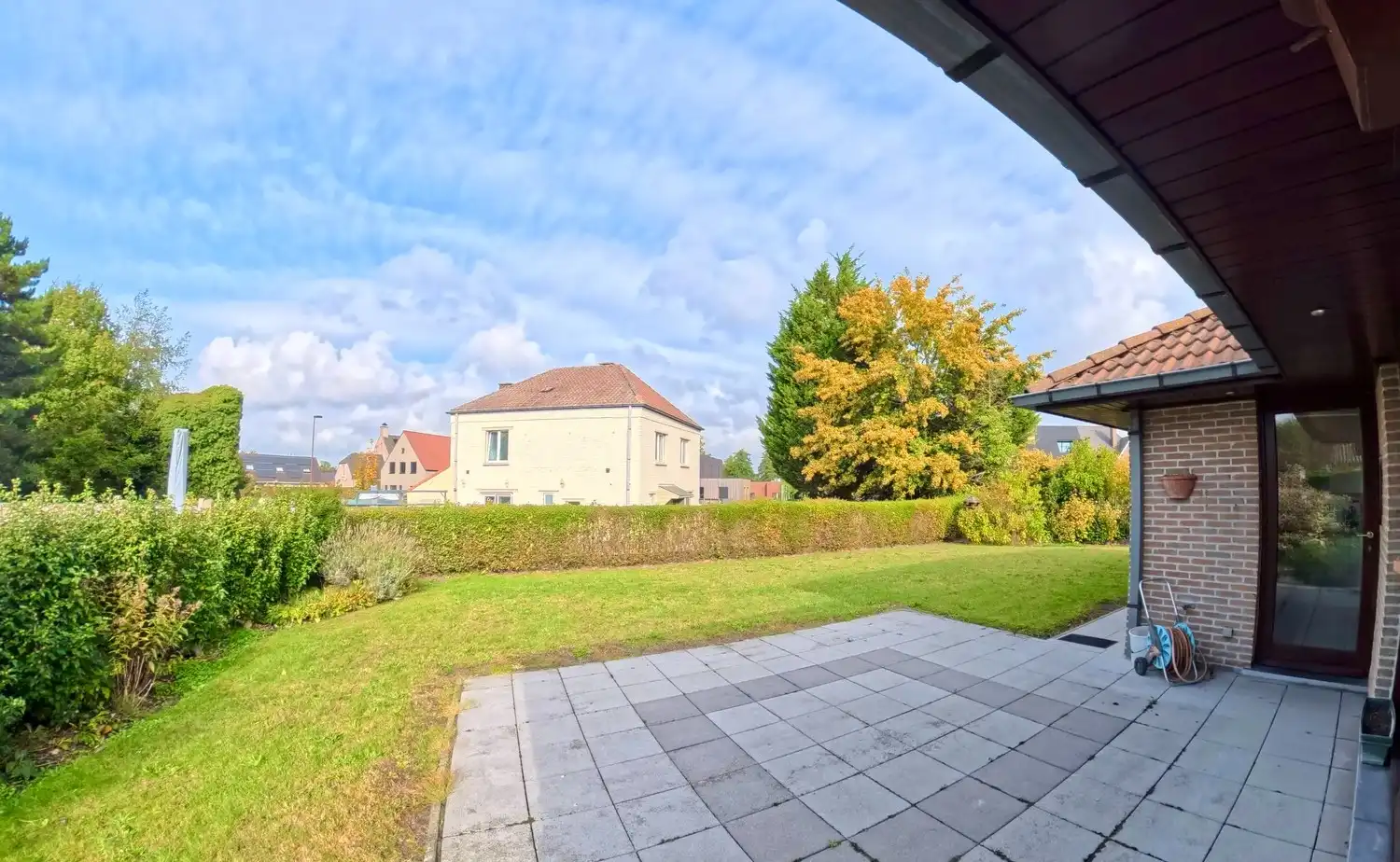 Ruime woning op toplocatie met grote tuin en inpandige garage! foto 14