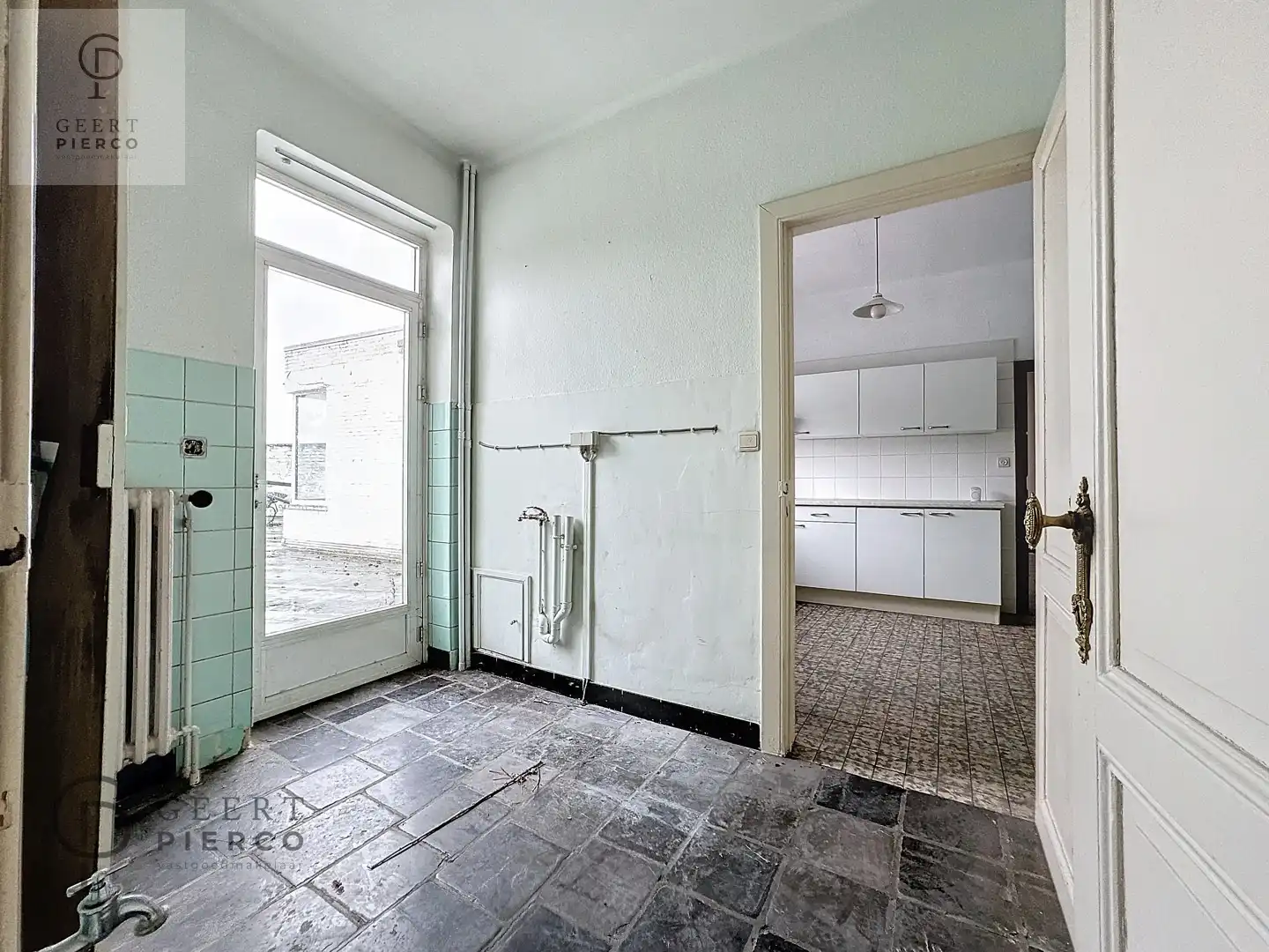 Ruim handelspand met ruim appartement foto 28