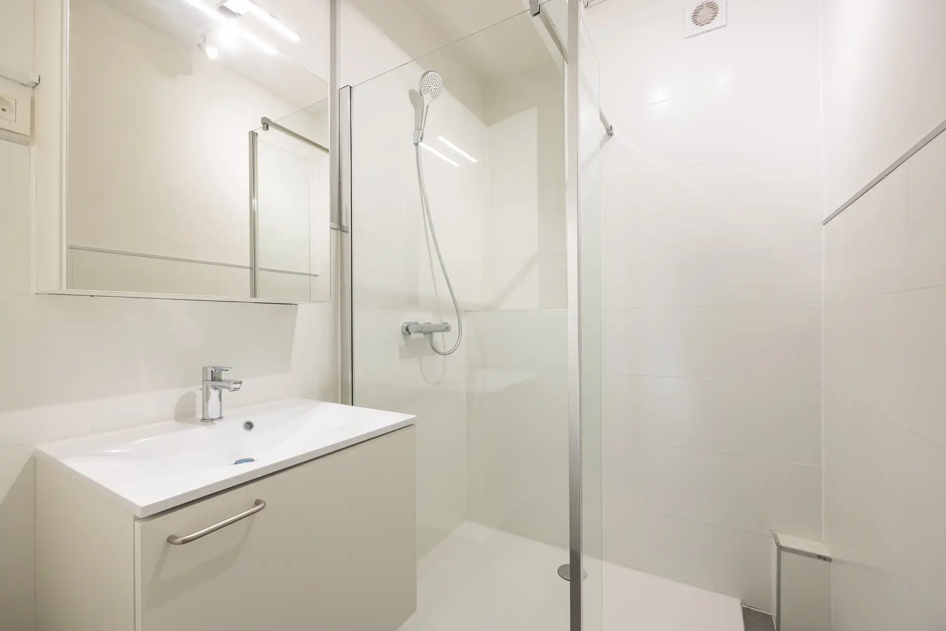 Instapklaars gelijkvloersapp met 2 slaapkamers + garagebox foto 7