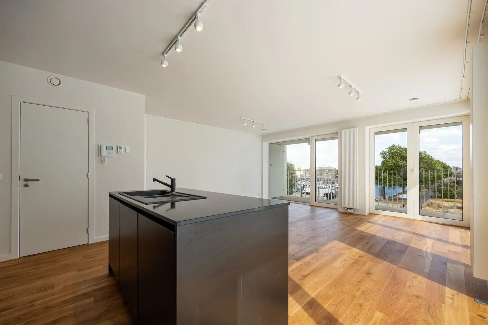 Cadixapp met groot terras foto {{pictureIndex}}