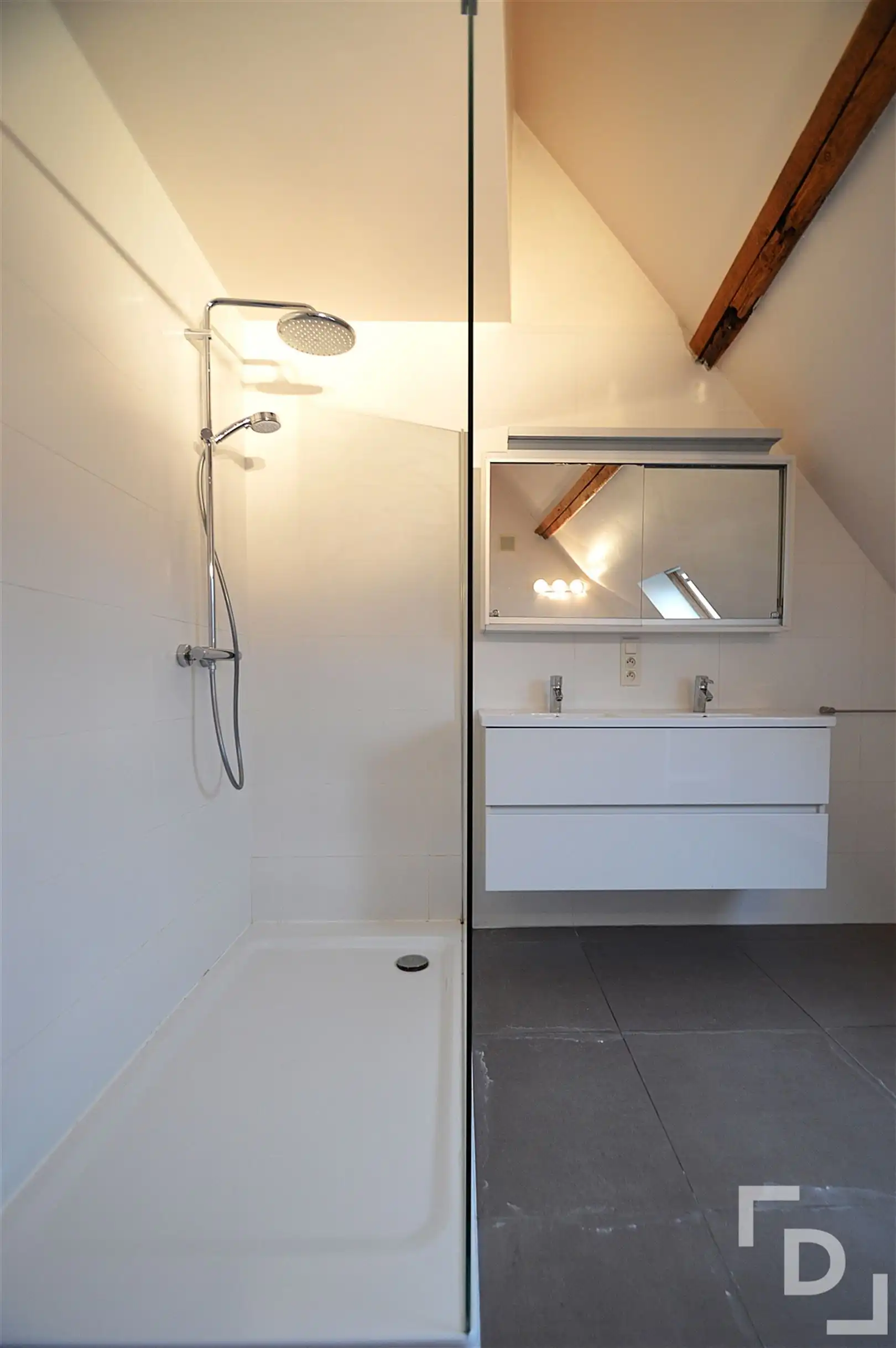 Ruim duplex appartement met garage te huur op toplocatie in Ieper foto 5