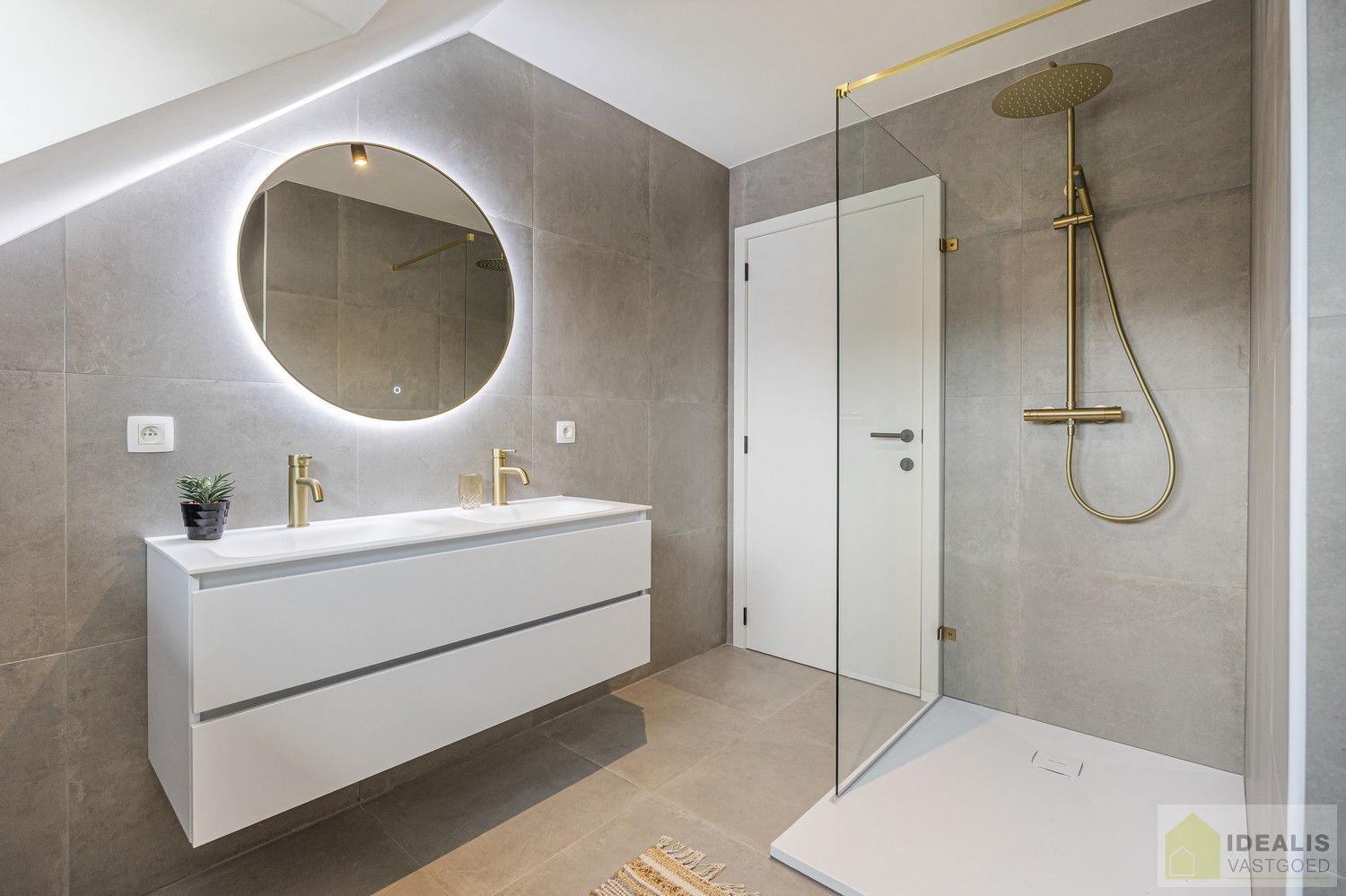 IDEALIS VASTGOED – Schitterend volledig vernieuwde woning met een heerlijke open leefruimte, luxe keuken, 3 ruime slaapkamers, een ruime luxueuze badkamer én een ruime wasplaats! Dit heerlijke huis bevindt zich op een volledig nieuw aangelegd perceel van 7a 88ca vlakbij het centrum van Hamont-Achel, op slechts enkele minuten van de Nederlandse grens - EEN MUST VISIT! - foto 31