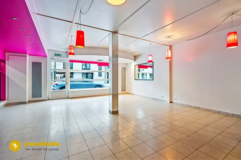 Ruime handelswoonst te koop in de dorpskern van Destelbergen foto 2