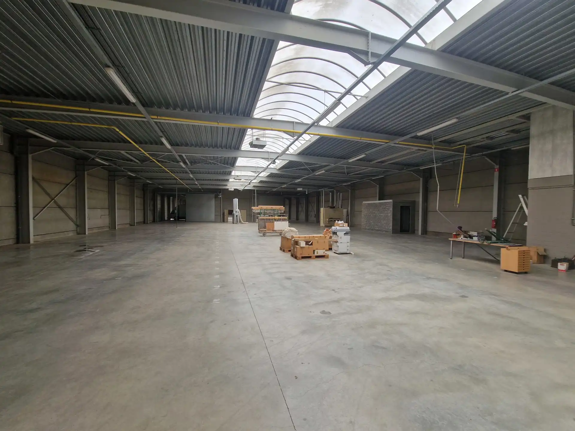Magazijn met mezzanine te huur langs de Hinnenboomstraat 1c te Hoogstraten.  foto 2