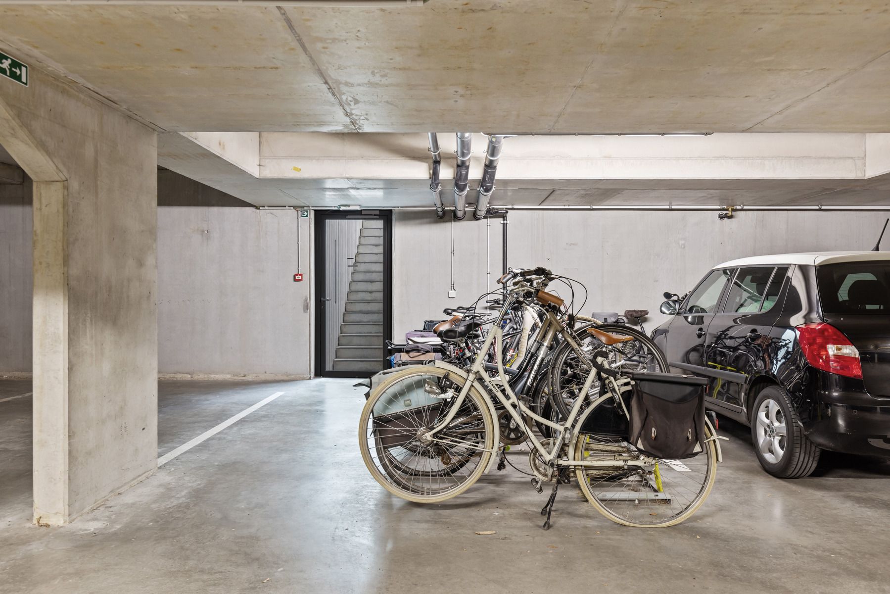 Modern 1-slpk. appartement met terras en parking foto 17