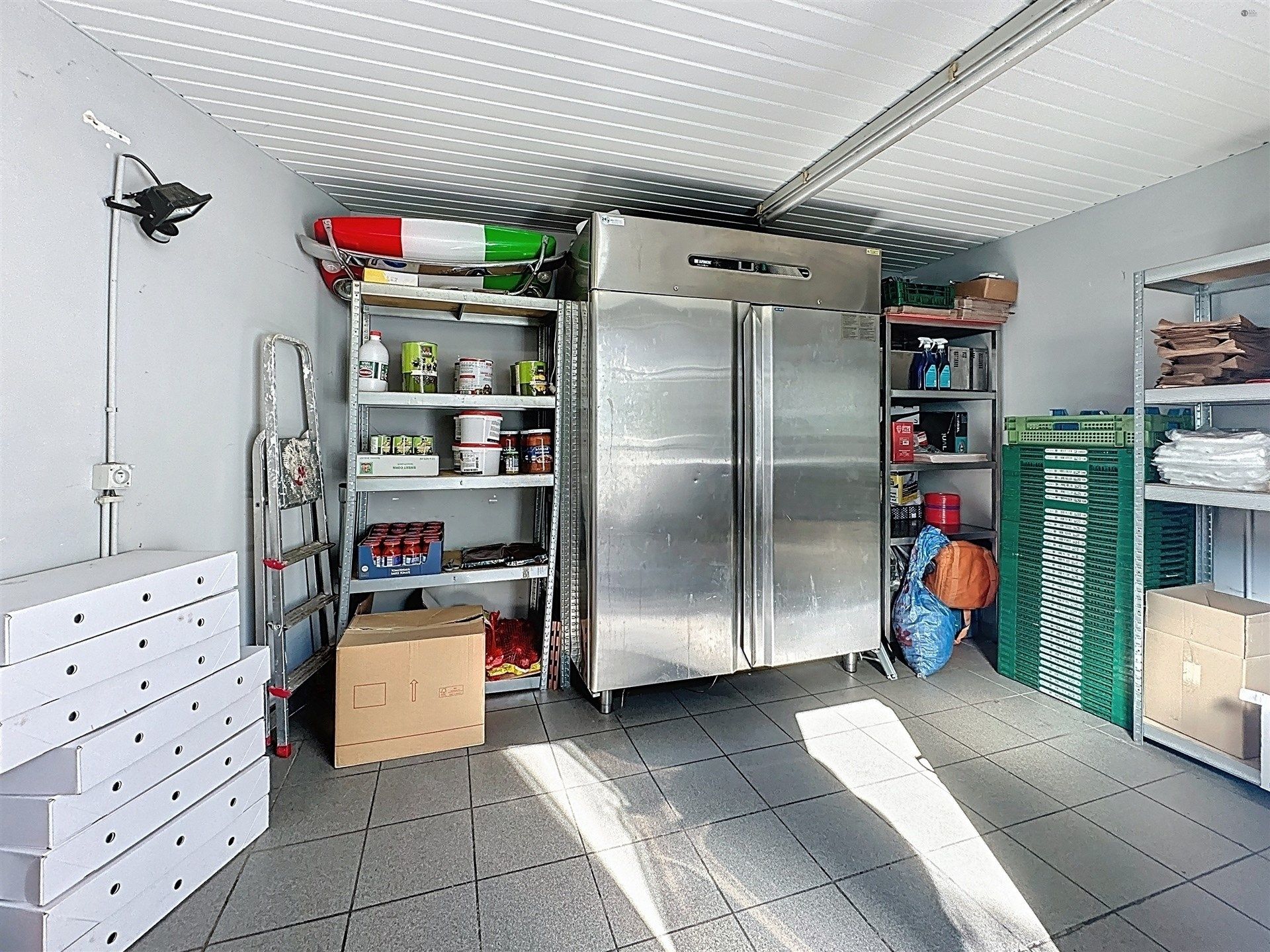 Commerciële ruimte/handelspand gelegen in hartje Belsele. foto 9