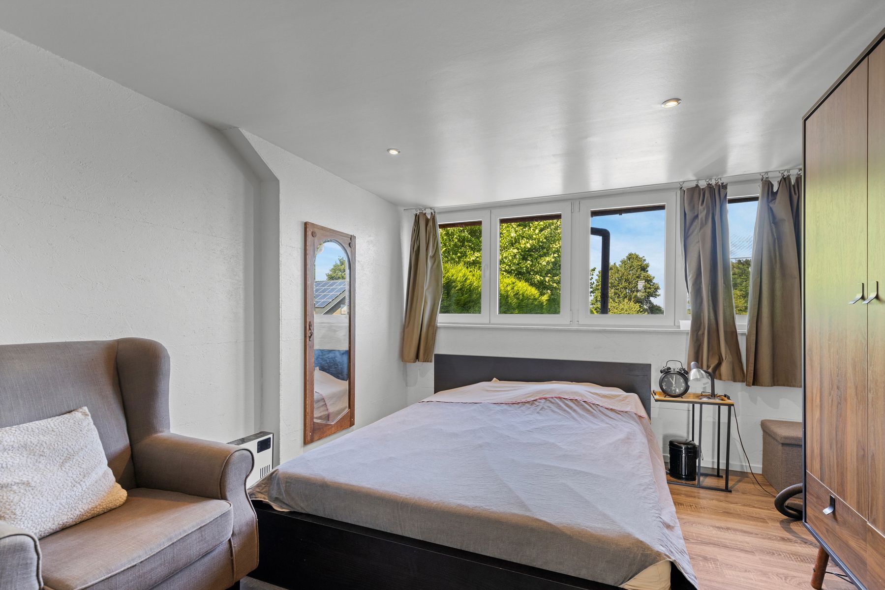 Instapklare gerenoveerde starterswoning met 2 slpks en oostgerichte tuin (500m2) foto 17