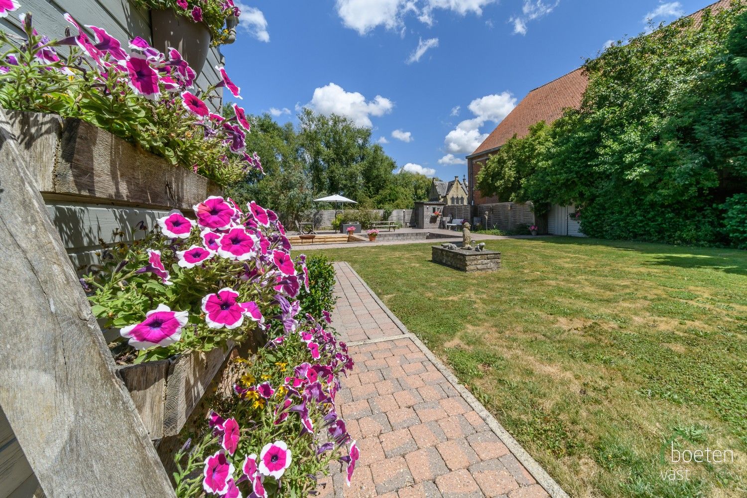 POPERINGE: Voormalige burgemeesterswoning doorprikt van charme, historie en karakter met 6 slpks en 4 badk., garage en meerdere parkeerplaatsen met een betoverende tuin op 1.521m² grondopp. foto 27