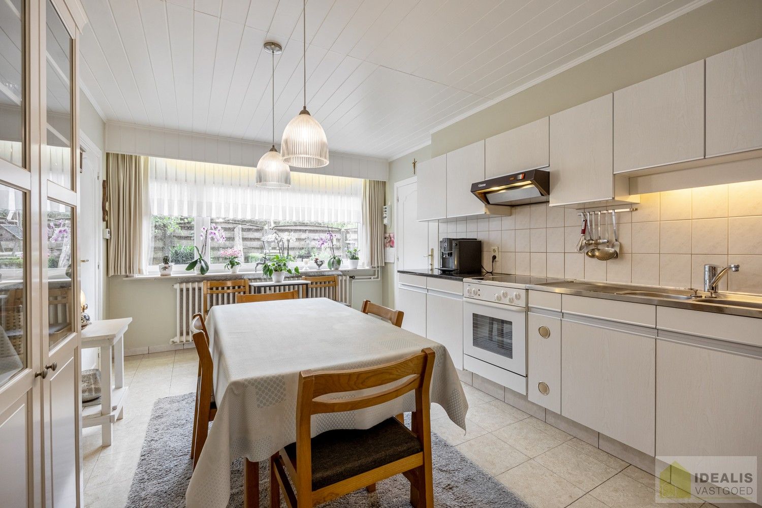 Aangename karakterwoning op fijne locatie te Pelt. Deze woning omvat maar liefst +-124m² netto bewoonbare oppervlakte op een perceel van 7a 36ca met een ruime woonkamer, 3 slaapkamers, badkamer, wasplaats en eventueel af te werken zolder vlakbij de dorpskern van Pelt! Uiterst geschikt voor kandidaten op zoek naar een betaalbare doch instapklare woning. foto 14