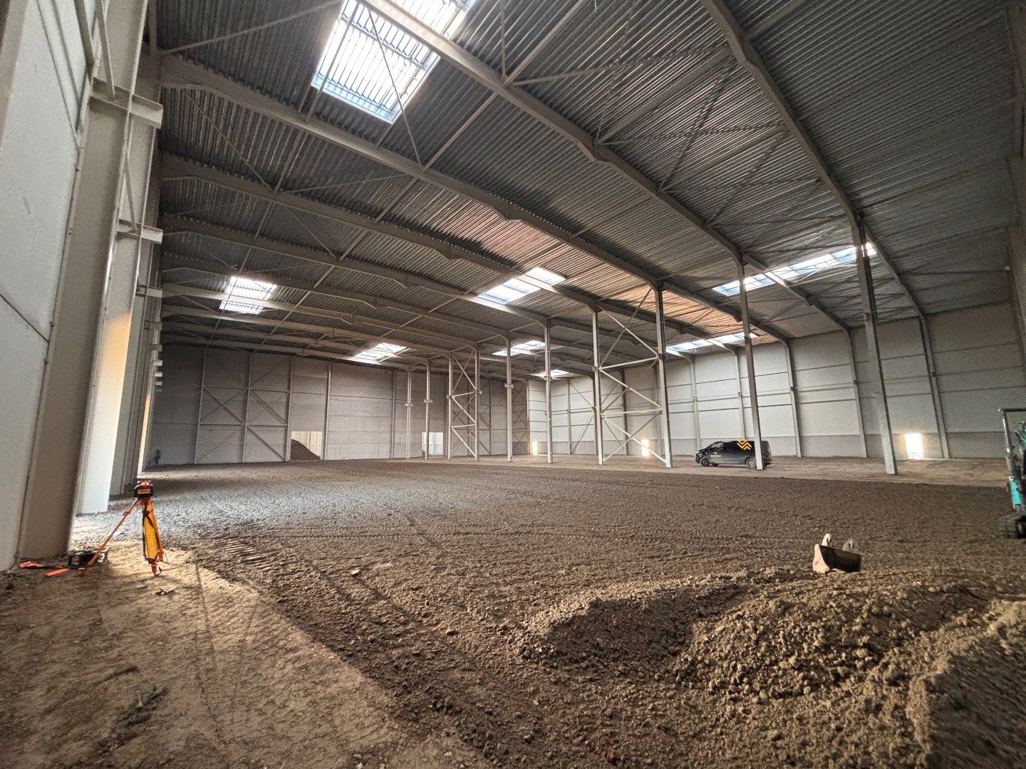 Logistieke bedrijfshal - 4069 m² - met mogelijkheid tot 1200 m² kantoren. Superligging! foto 4