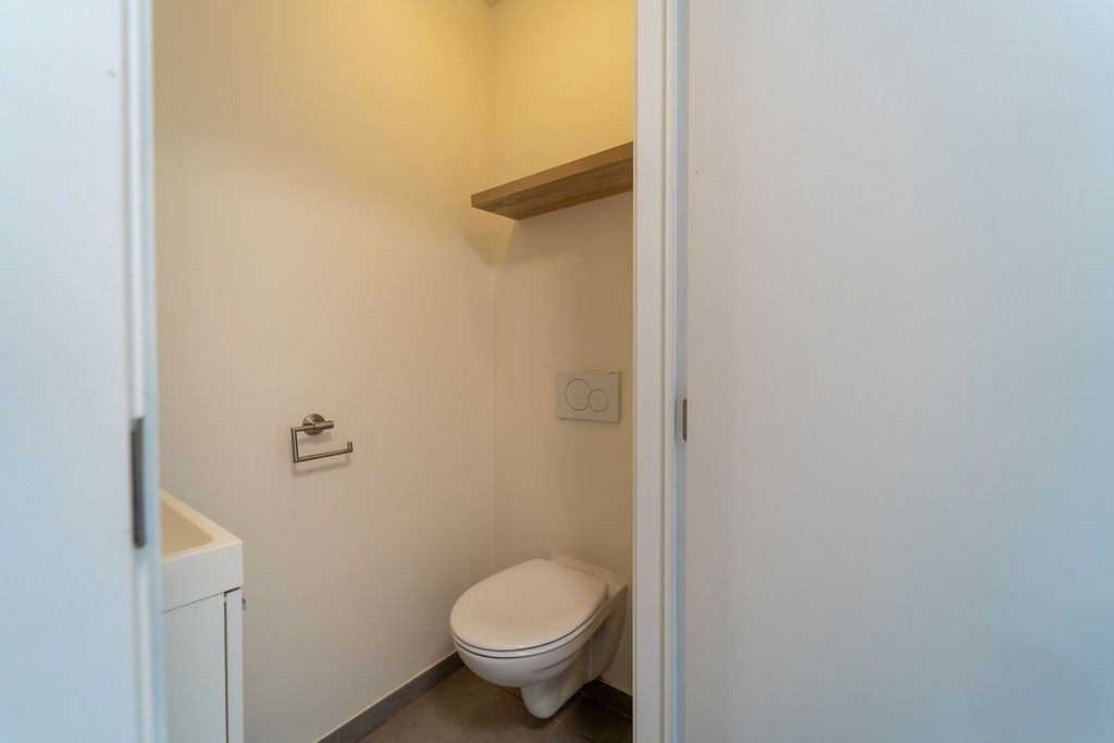 GUNSTIG GELEGEN 2 SLAAPKAMER APPARTEMENT 94 M² MET ONDERGRONDSE AUTOSTANDPLAATS EN KELDERBERGING IN HET CENTRUM VAN ZOLDER foto 10