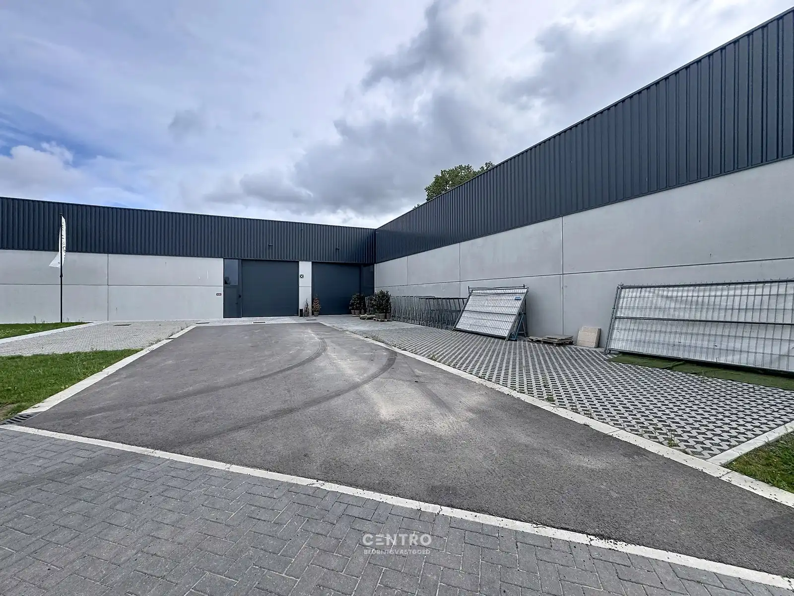 Kwalitatief en goed geïsoleerd NB MAGAZIJN (576m²) TE HUUR in Oostkamp. Inclusief verharde buitenruimte en private parkeerplaatsen voor de poort. foto 5