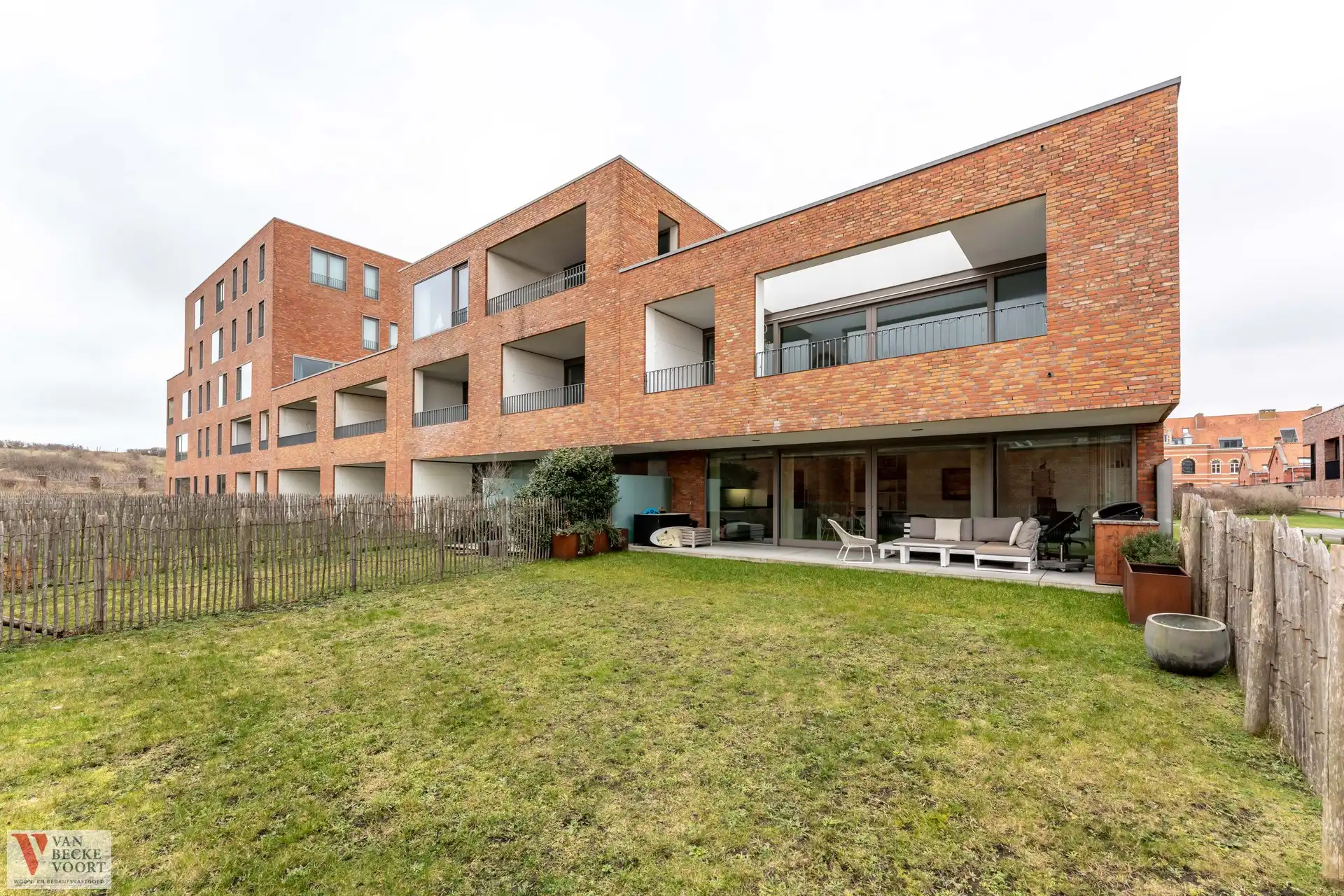 Gelijkvloers appartement op onevenaarbare locatie foto {{pictureIndex}}