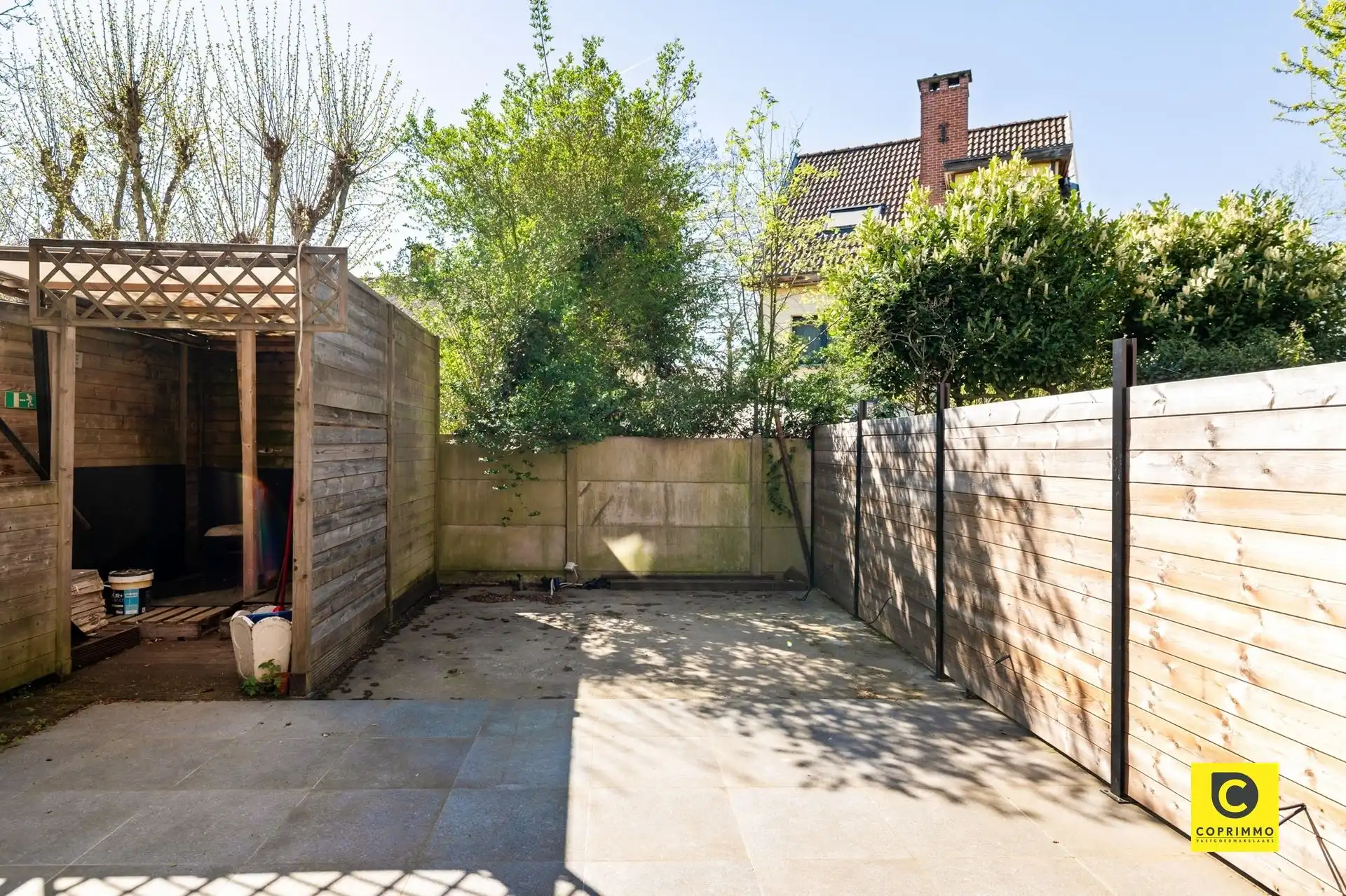 Op te frissen GLV met 1 à 2 slpks, tuintje & staanplaats! foto 6