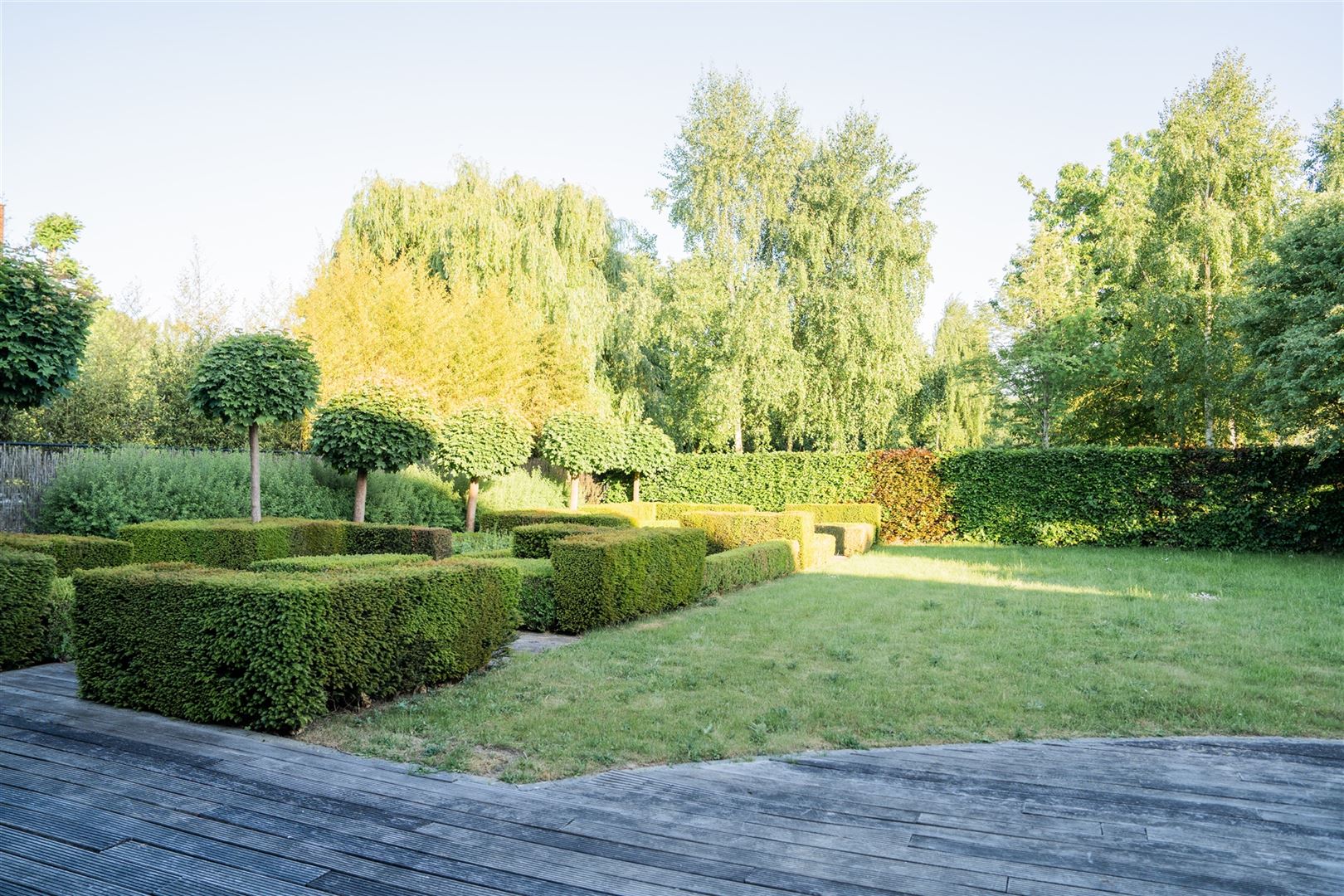 Vrijstaande villa met dubbele garage en tuin. foto 5