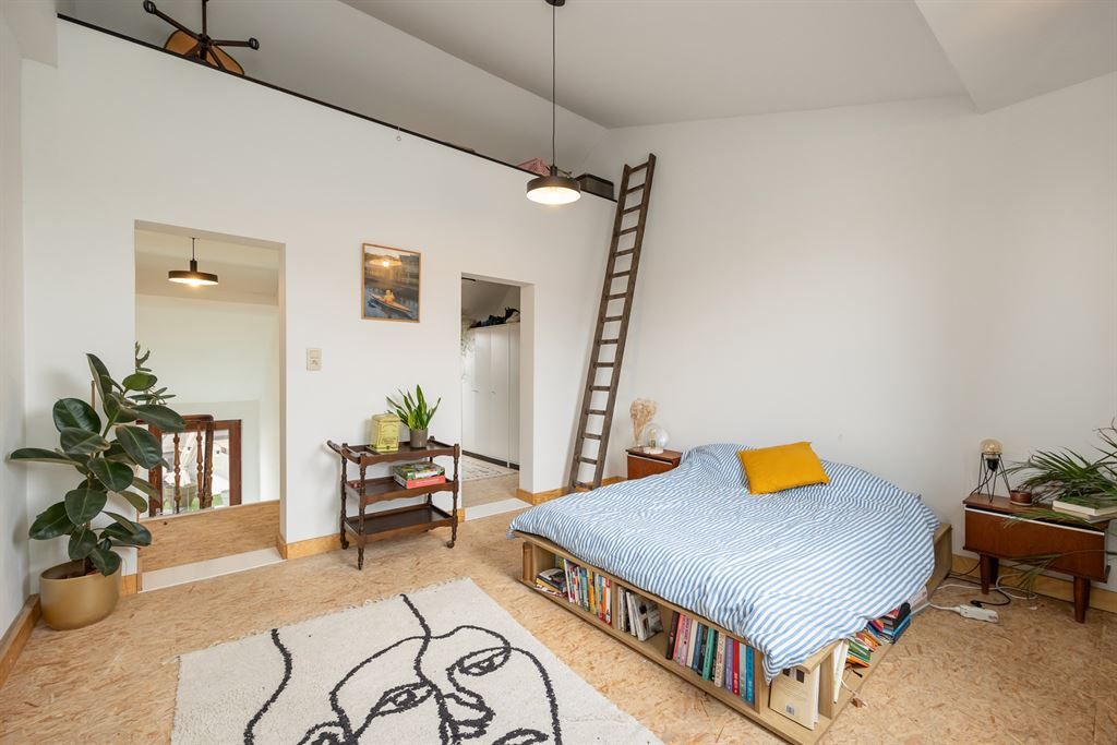 Ruime charmante woning met 5 slaapkamers en 2 badkamers  foto 17