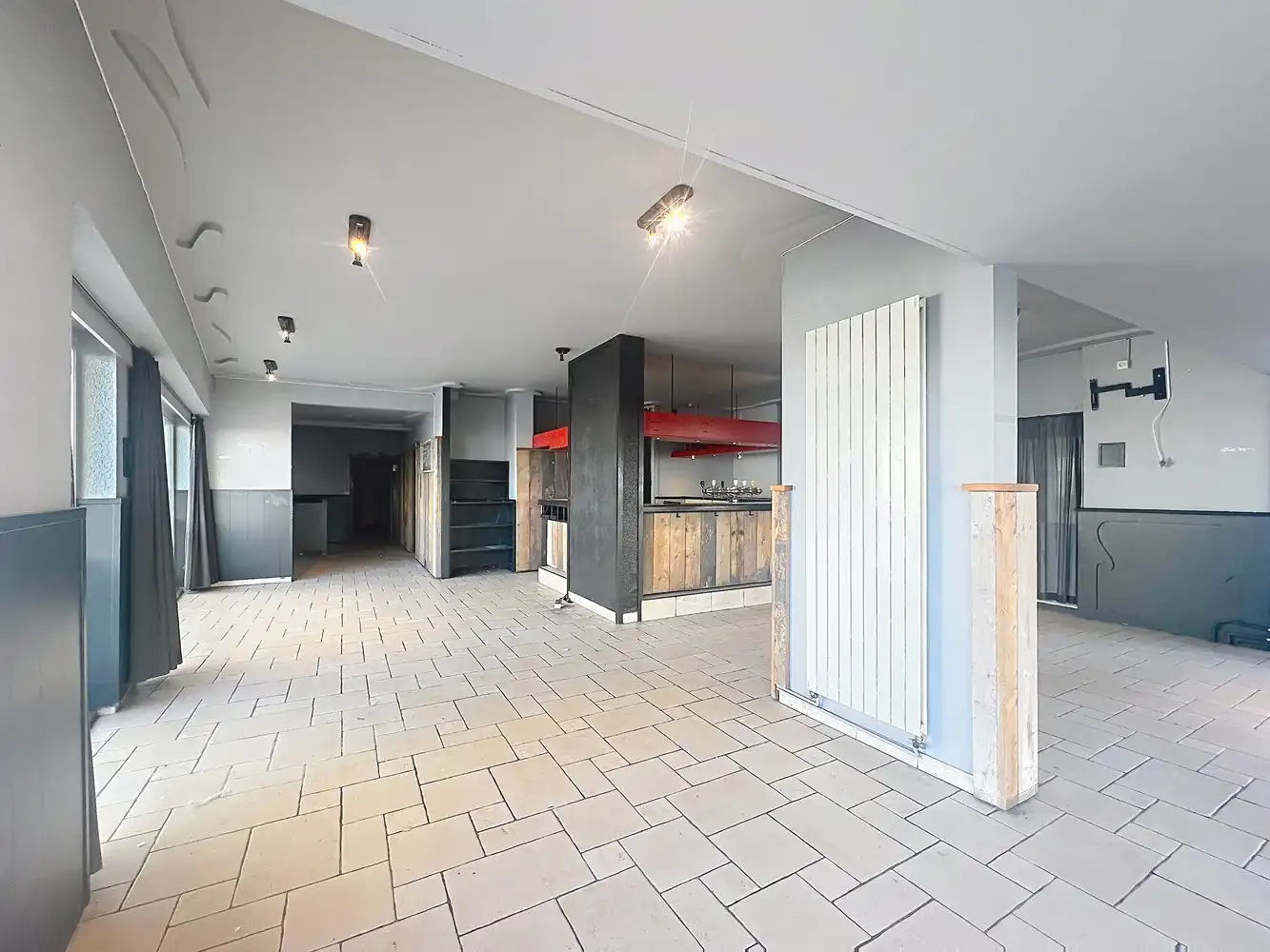 Uiterst gunstig gelegen horecazaak/handelspand op het Heldenplein, ter hoogte van de Zeedijk en het centrum van Heist. foto 4