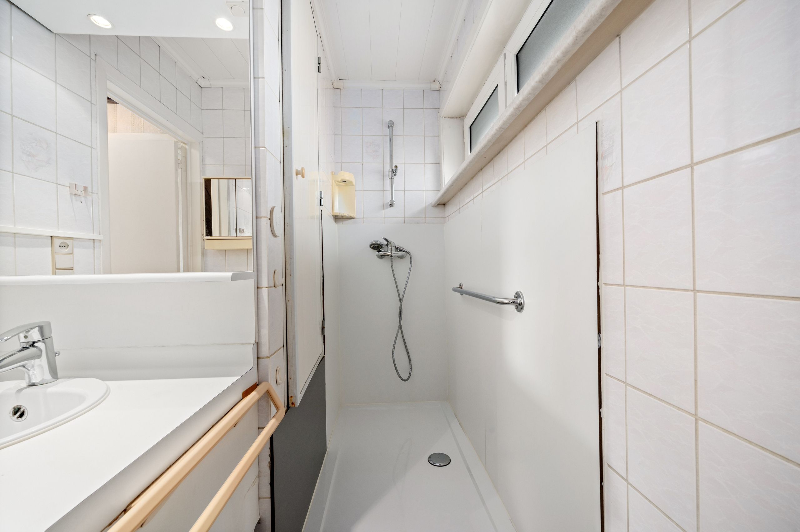 Op te frissen rijwoning op 197m2 in een centraal gelegen buurt foto 13