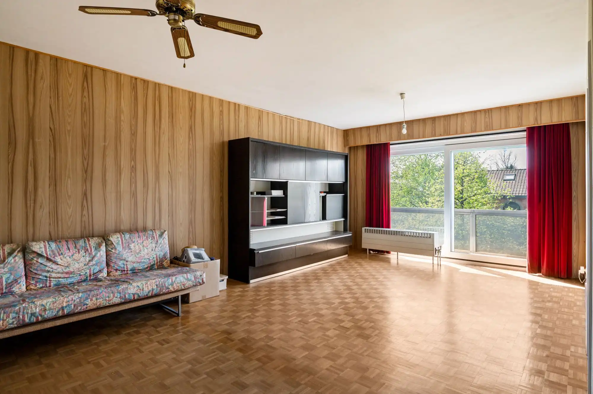 Lichtrijk appartement met sixties vibe en garagebox – ideaal renovatieproject! foto 2