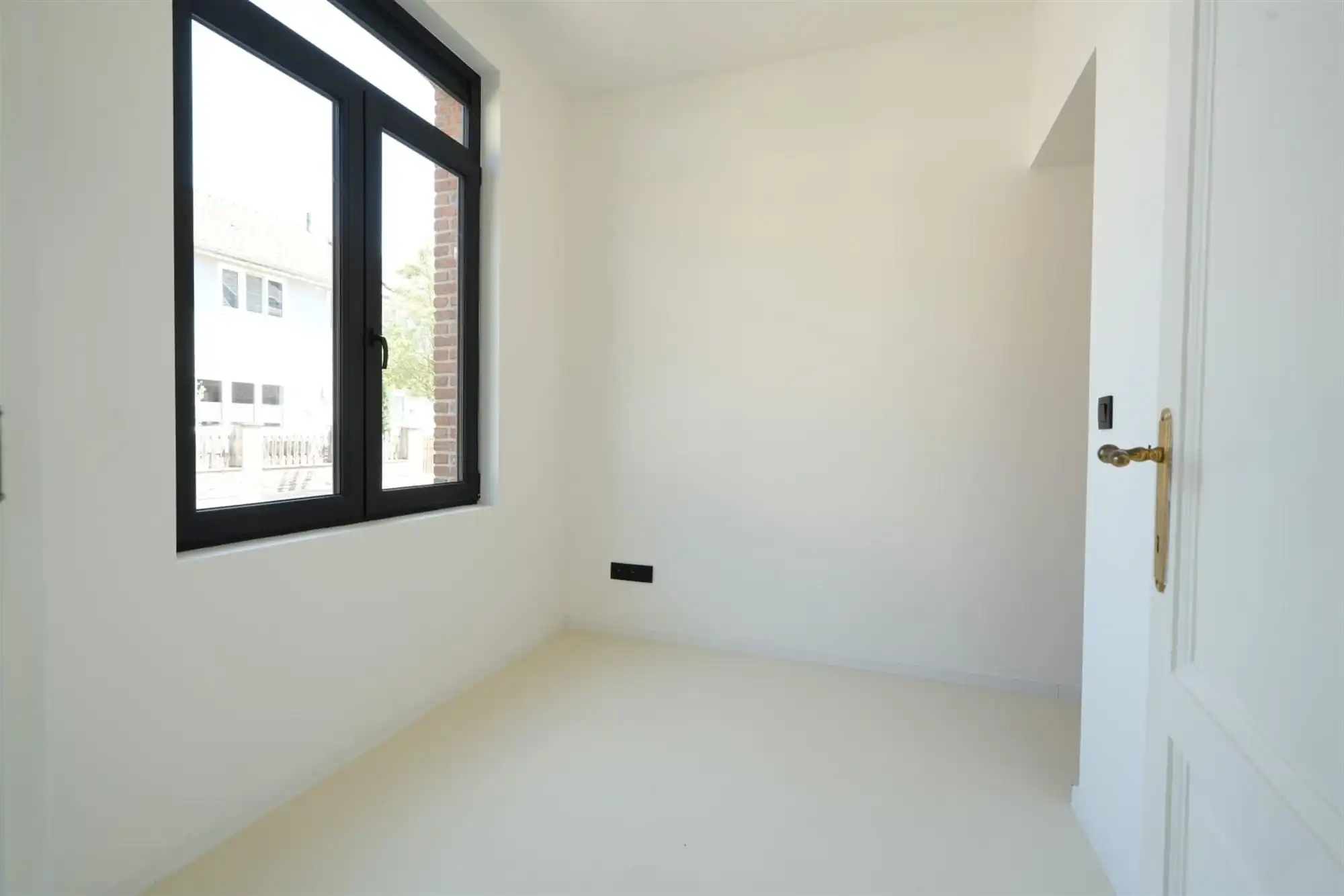 Gerenoveerde woning met drie slaapkamers en tuin foto 3