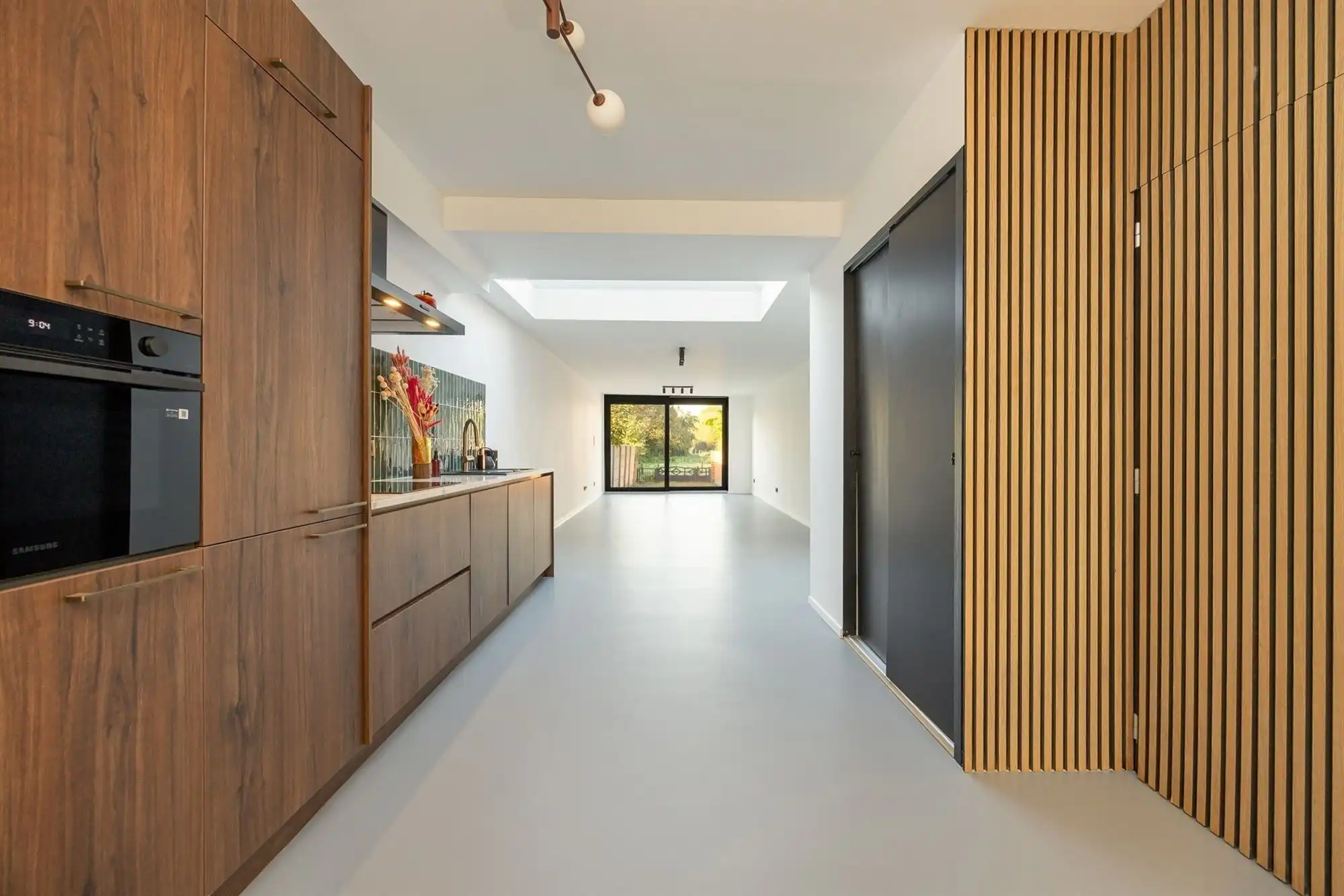 Gerenoveerde woning met drie slaapkamers en tuin foto 3