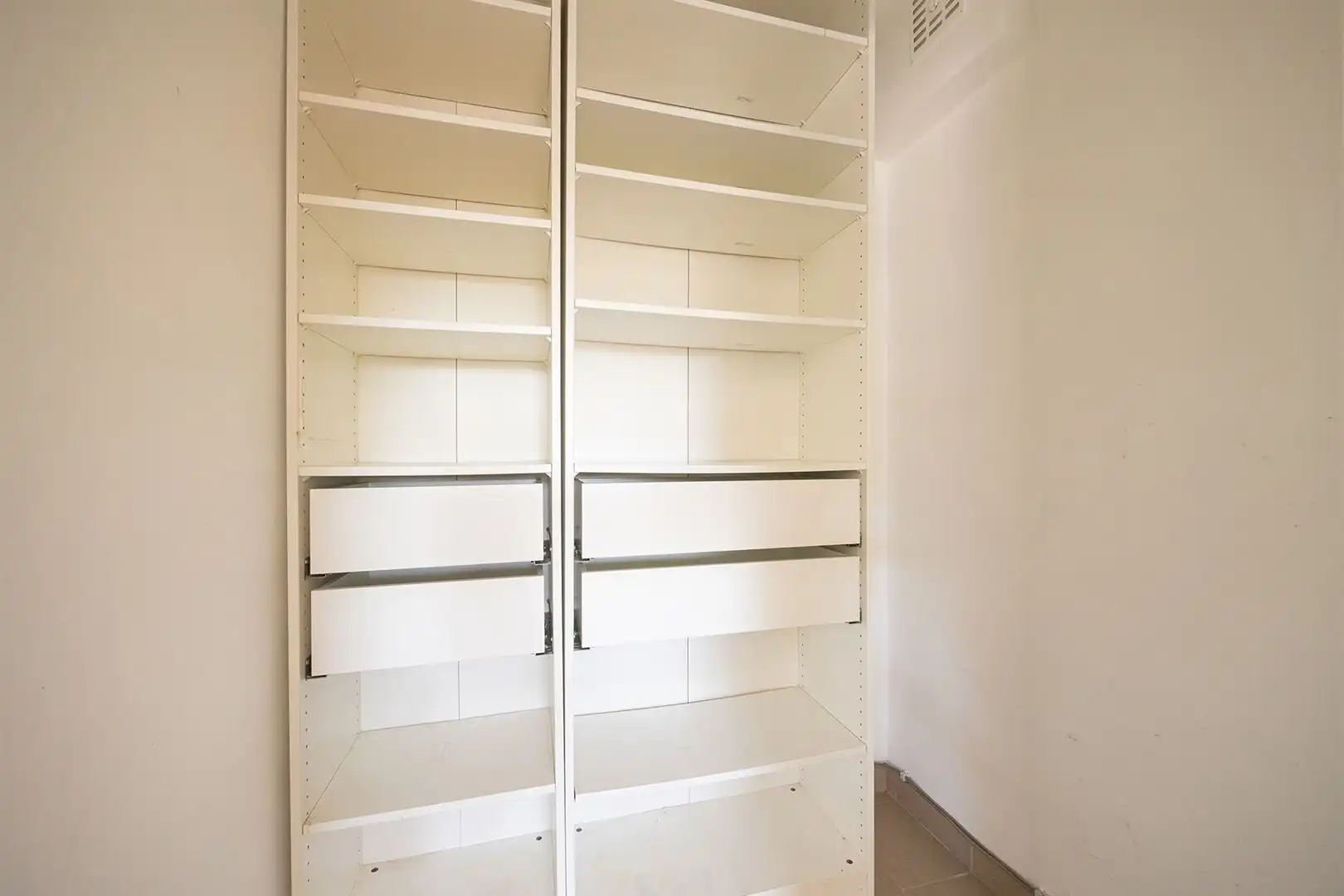Glkvl. appartement met 2 ruime slaapkamers en garage! foto 9
