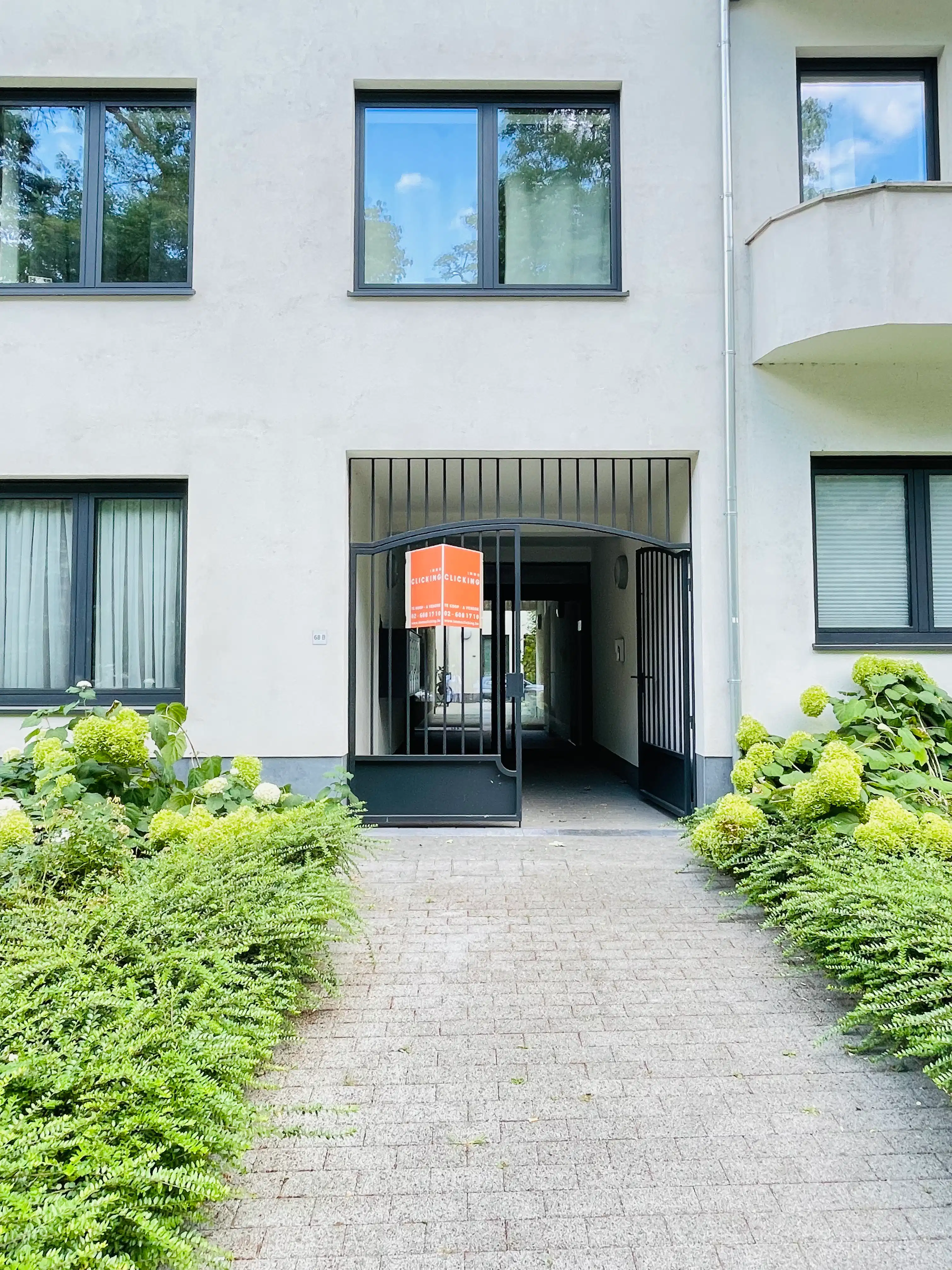 Stijlvol en recent appartement met tuin en patio foto 10