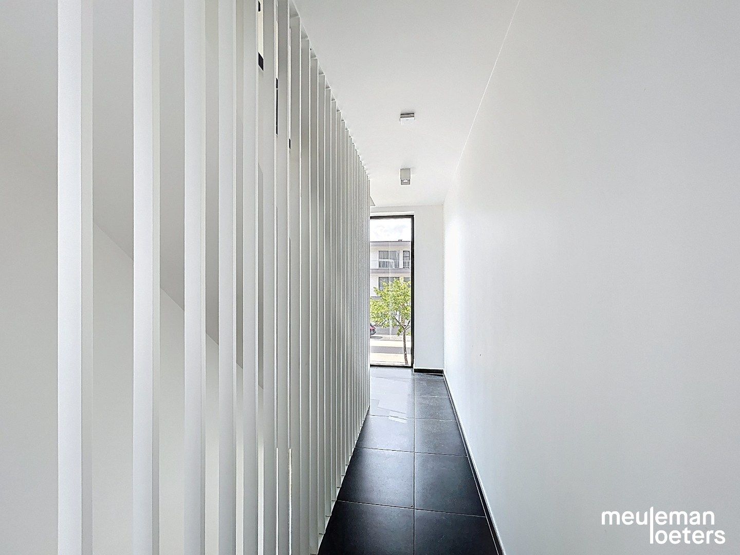 Prachtig afgewerkte woning met garage foto 8