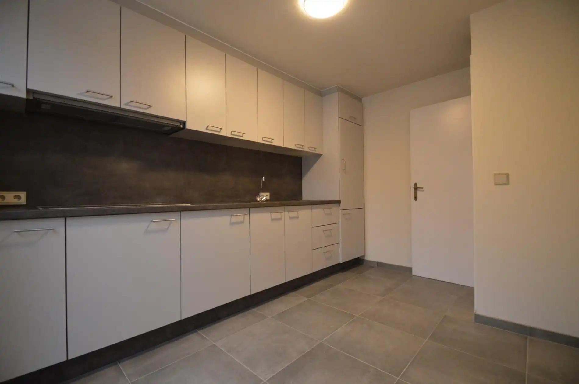Degelijk en netjes gerenoveerd gelijkvloersappartement met 2 slaapkamers, terras en garage foto 9