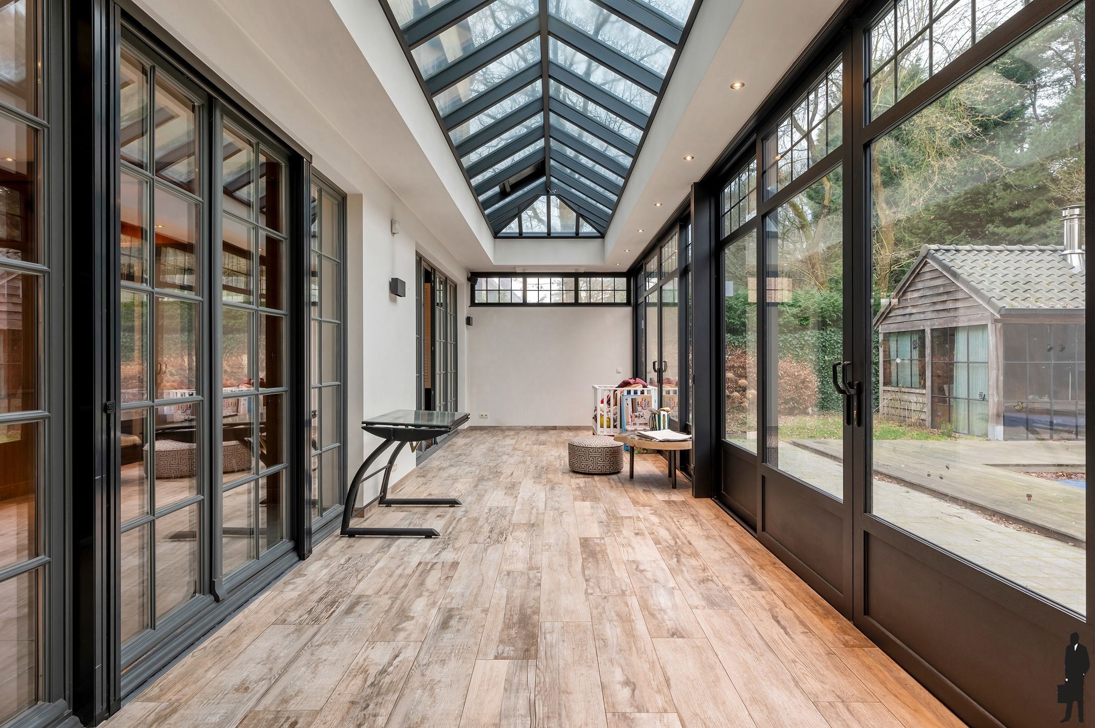 Grenzende aan bosgebied, sfeervolle villa op ca. 2.325m² foto 10