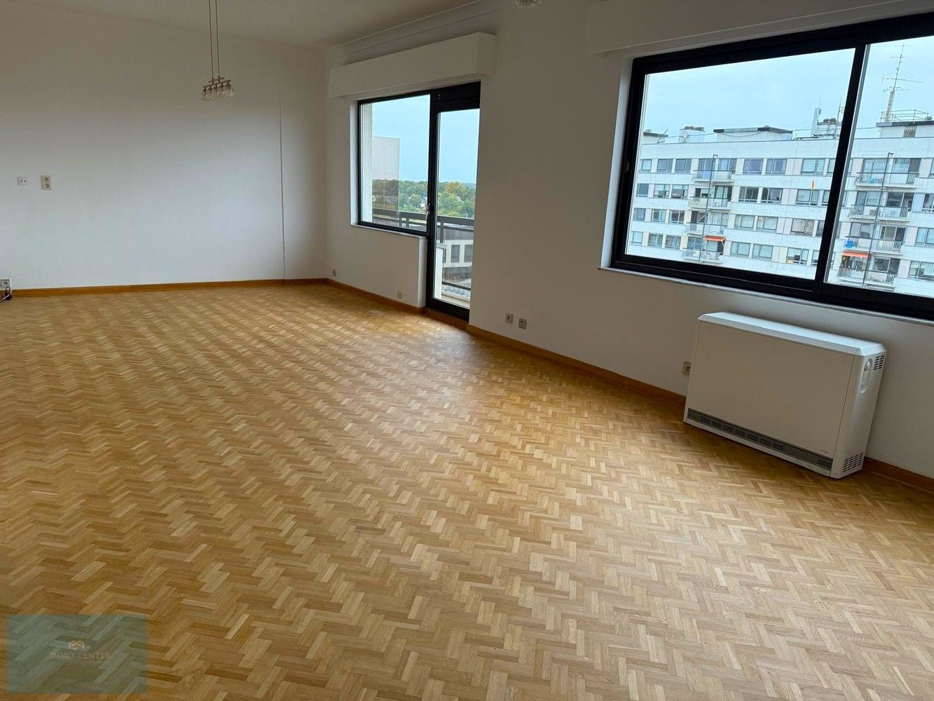 Te huur: Ruim 3-slaapkamer appartement in hartje Genk – Sint-Martinusplein foto {{pictureIndex}}