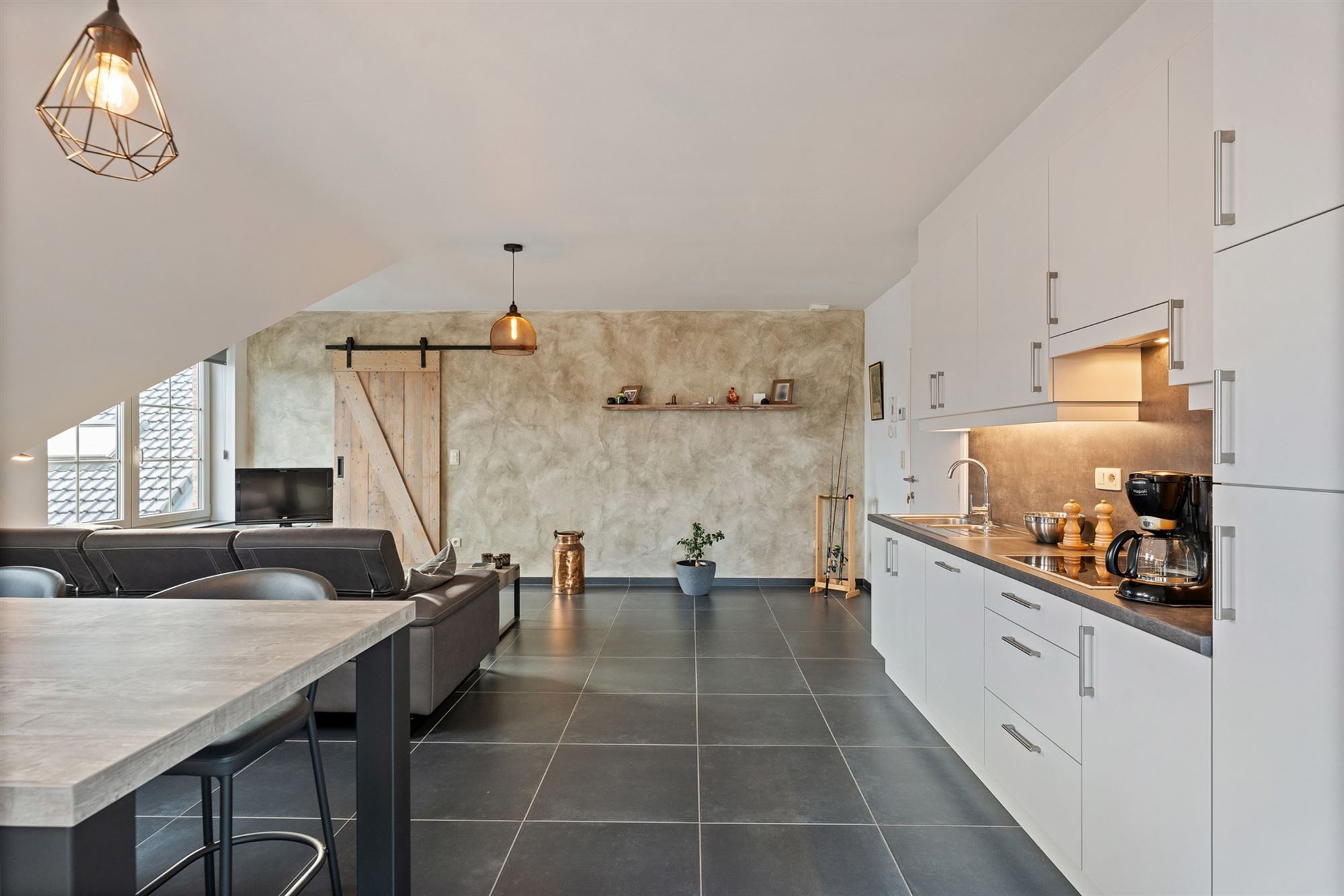 RECENT, ENERGIEZUINIG APPARTEMENT MET LIFT EN GARAGE! foto {{pictureIndex}}