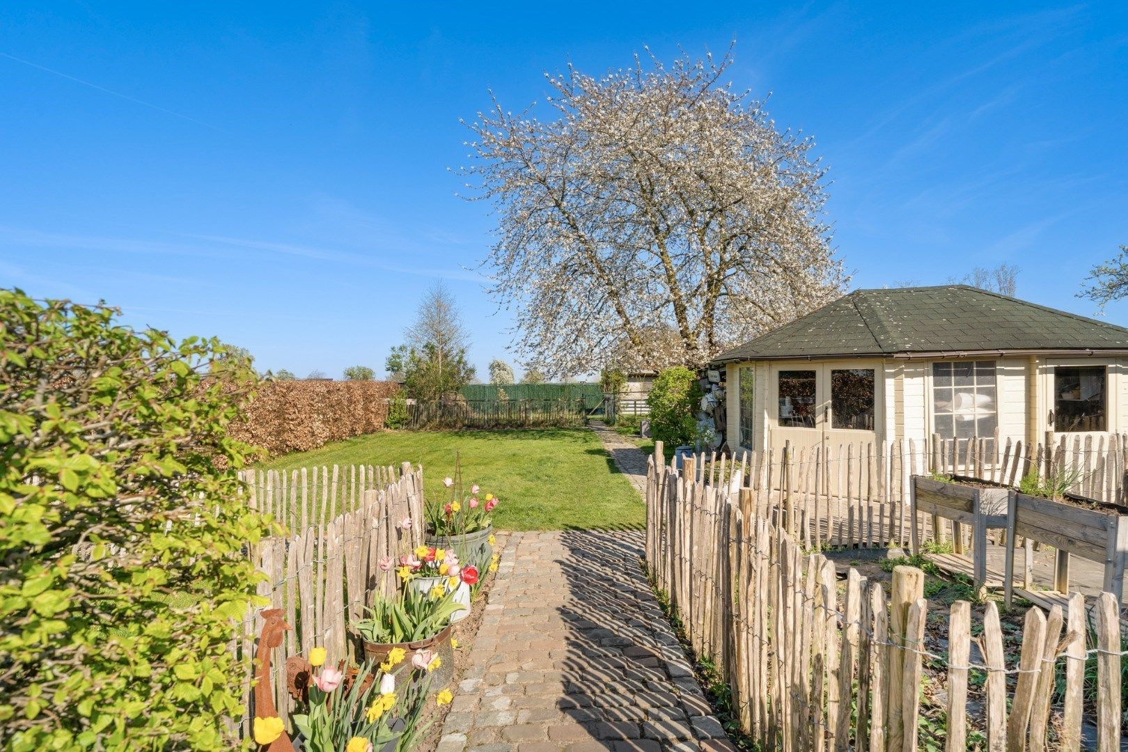 Prachtig gerenoveerde vrijstaande woning met heerlijke tuin met zwembad op 16a16ca foto 28